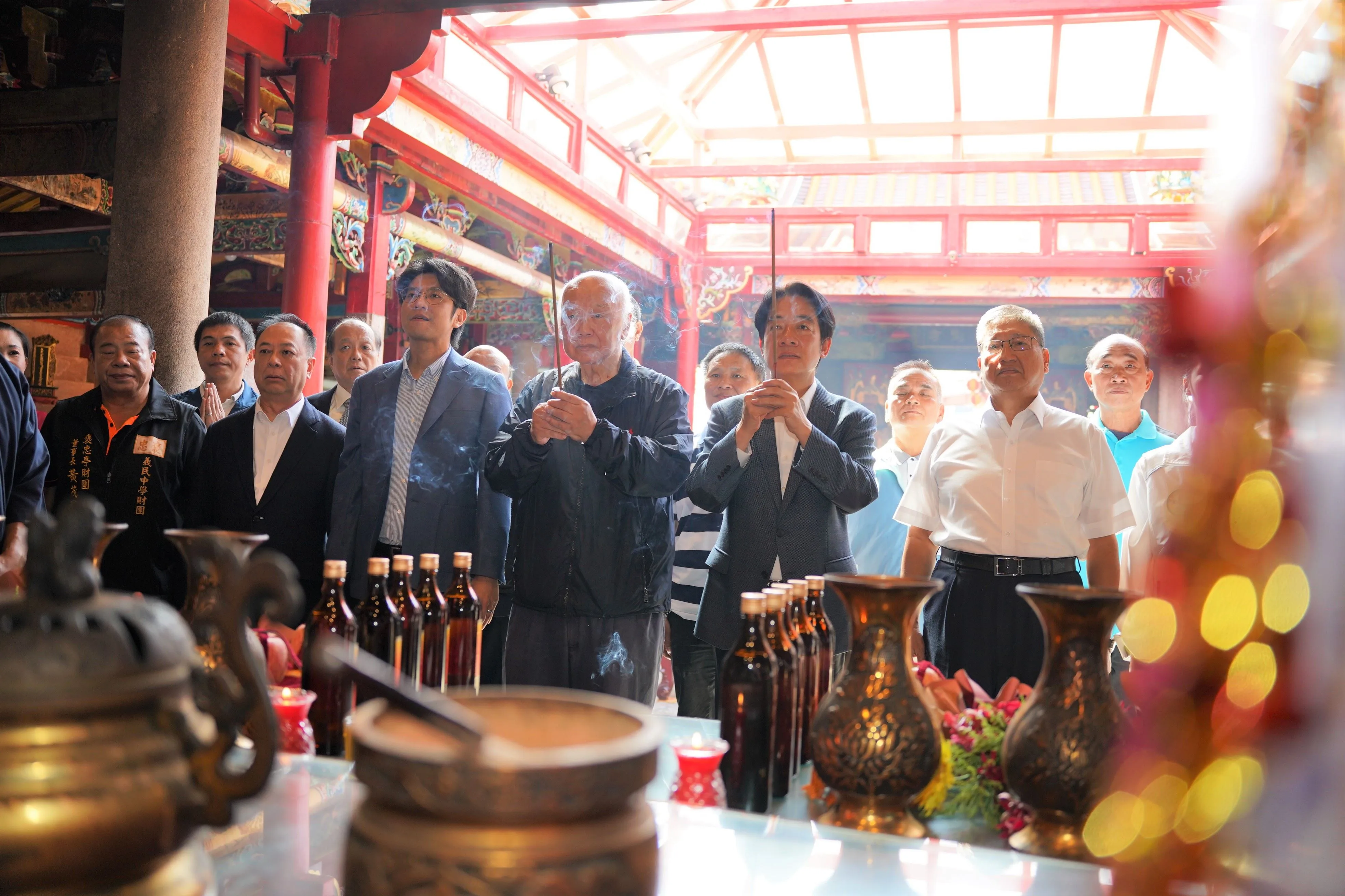 賴清德(右二)投入選戰後勤跑客庄,參與義民廟重要祭典。資料畫面