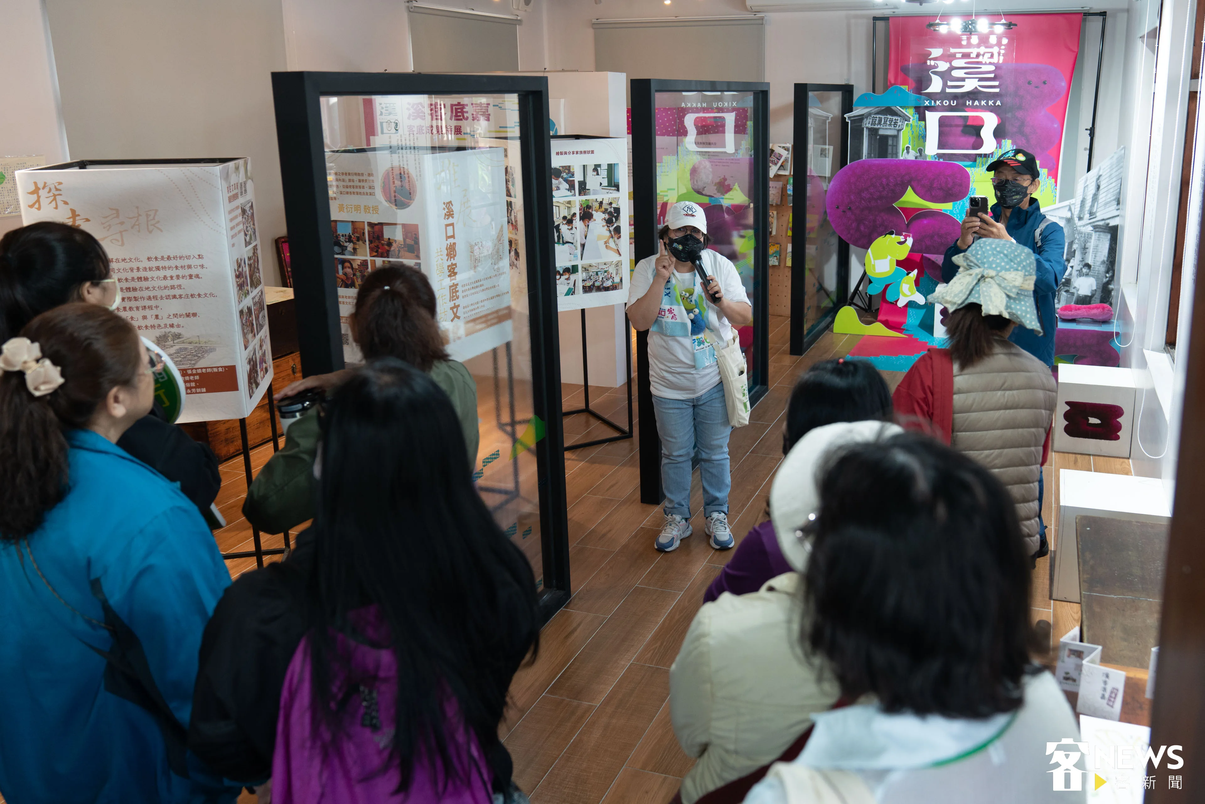 尋客小旅行，在溪口客家文化館導覽解說特展。范修語攝