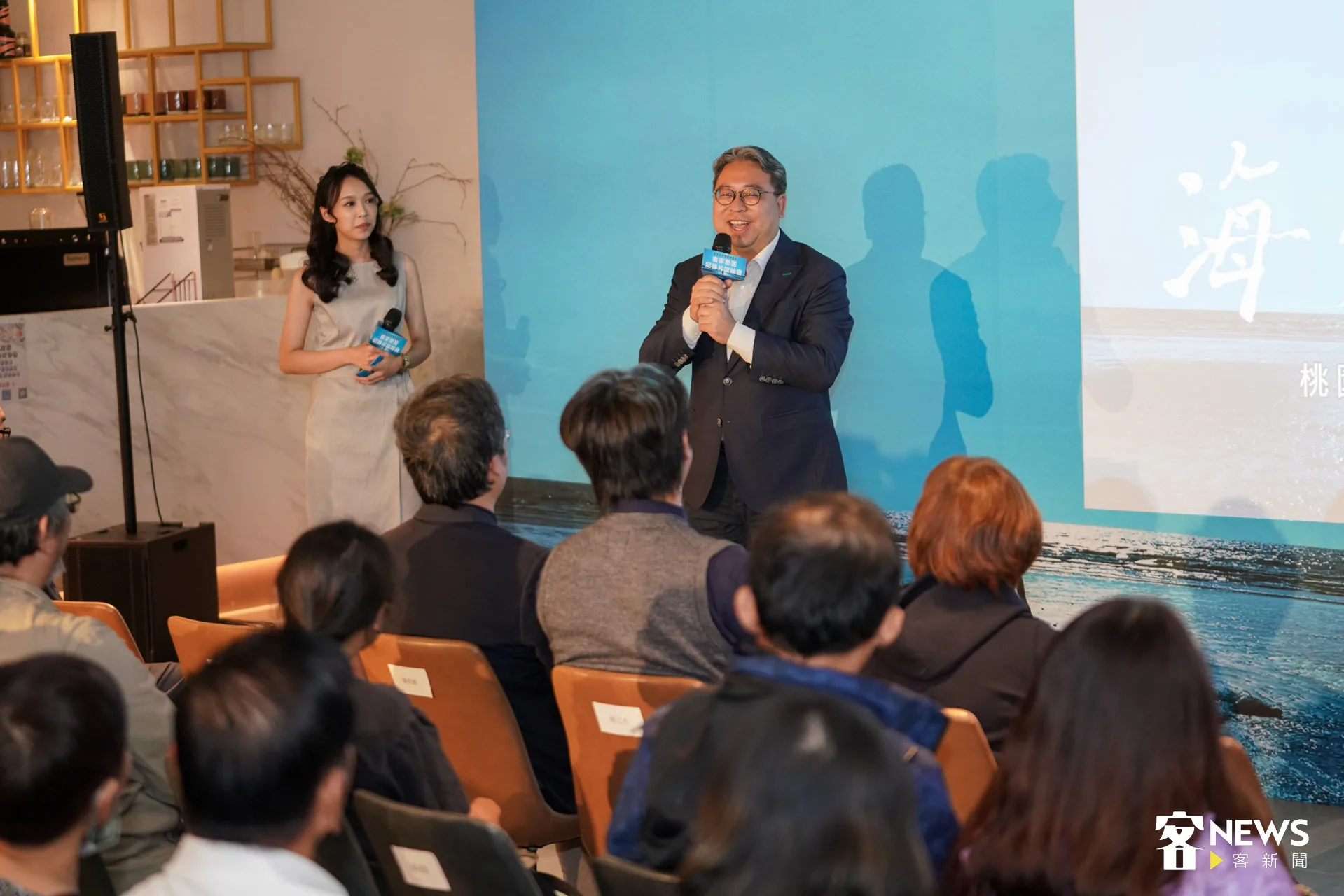 立法委員黃世杰（右）大力推動新屋海洋客家歷史文化，左為主持人黃于娟。范修語攝