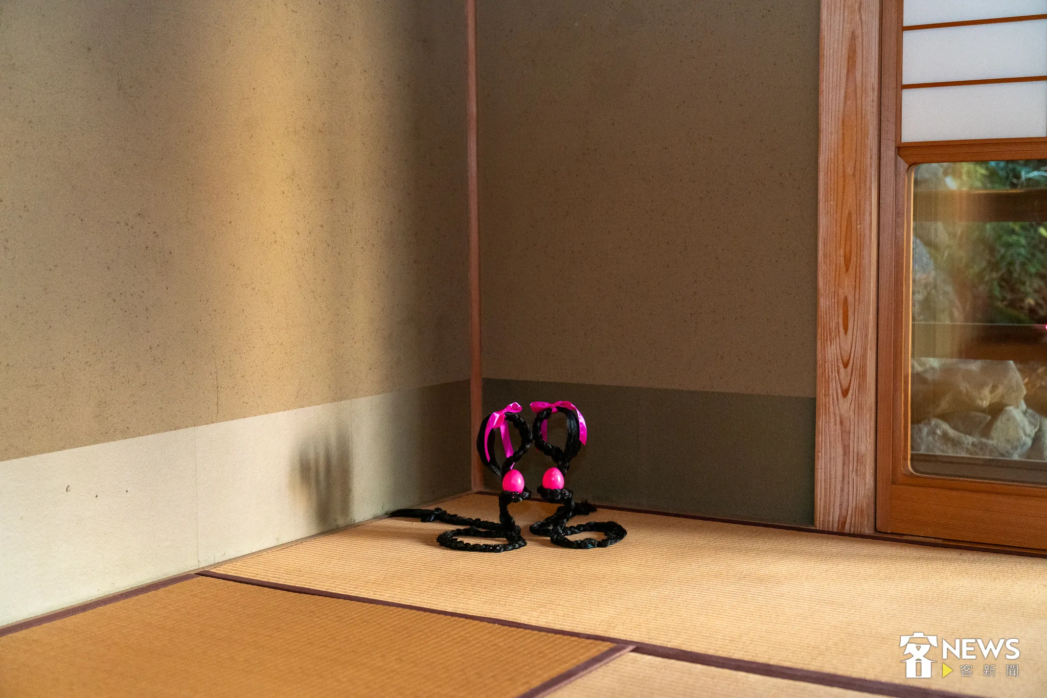 登曼波的作品《塑膠禮儀》鮮明的色調，與日本寺院素雅風格形成有趣的對比。李台源攝