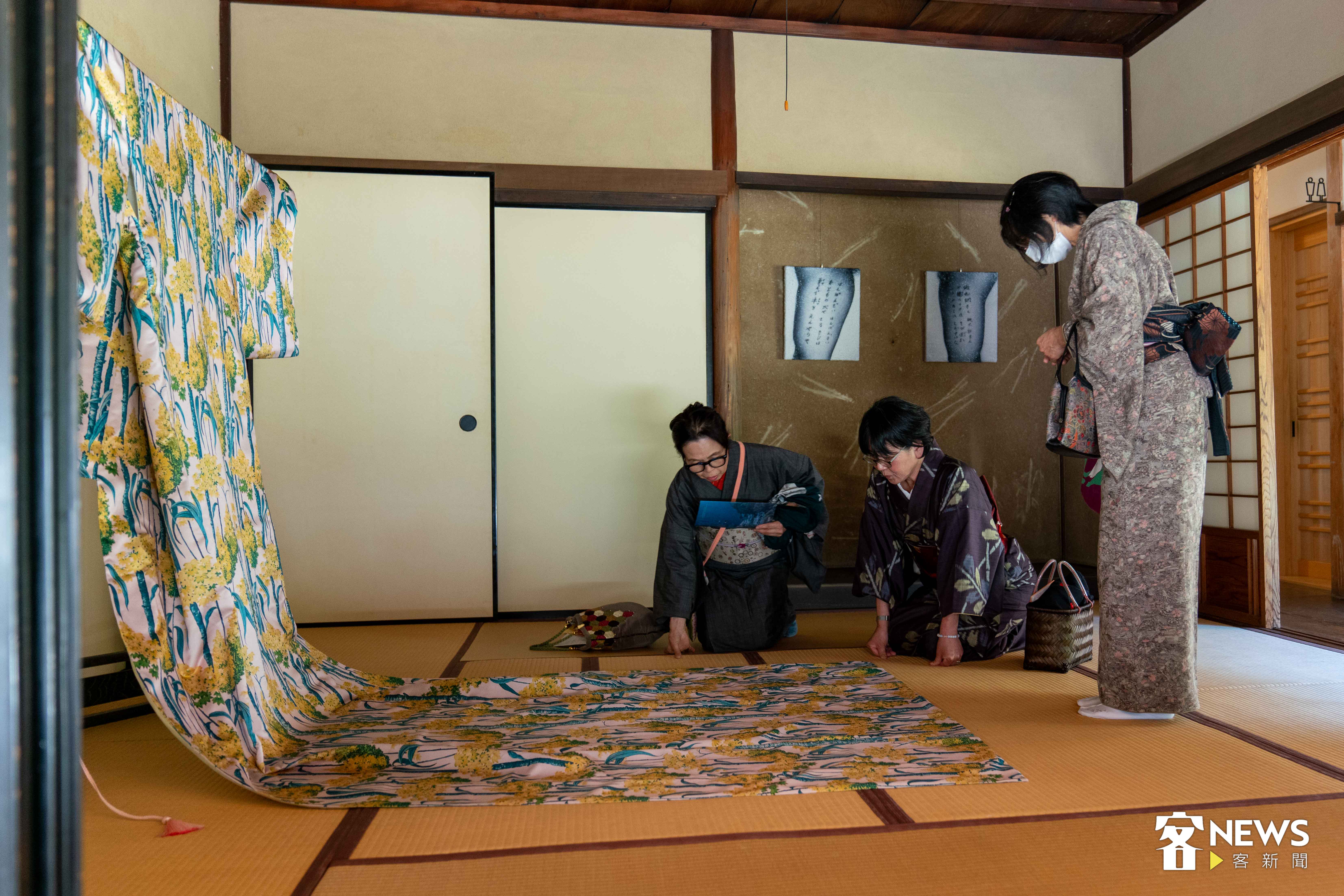登曼波的和服創作，抓住日本當地遊客的目光。李台源攝