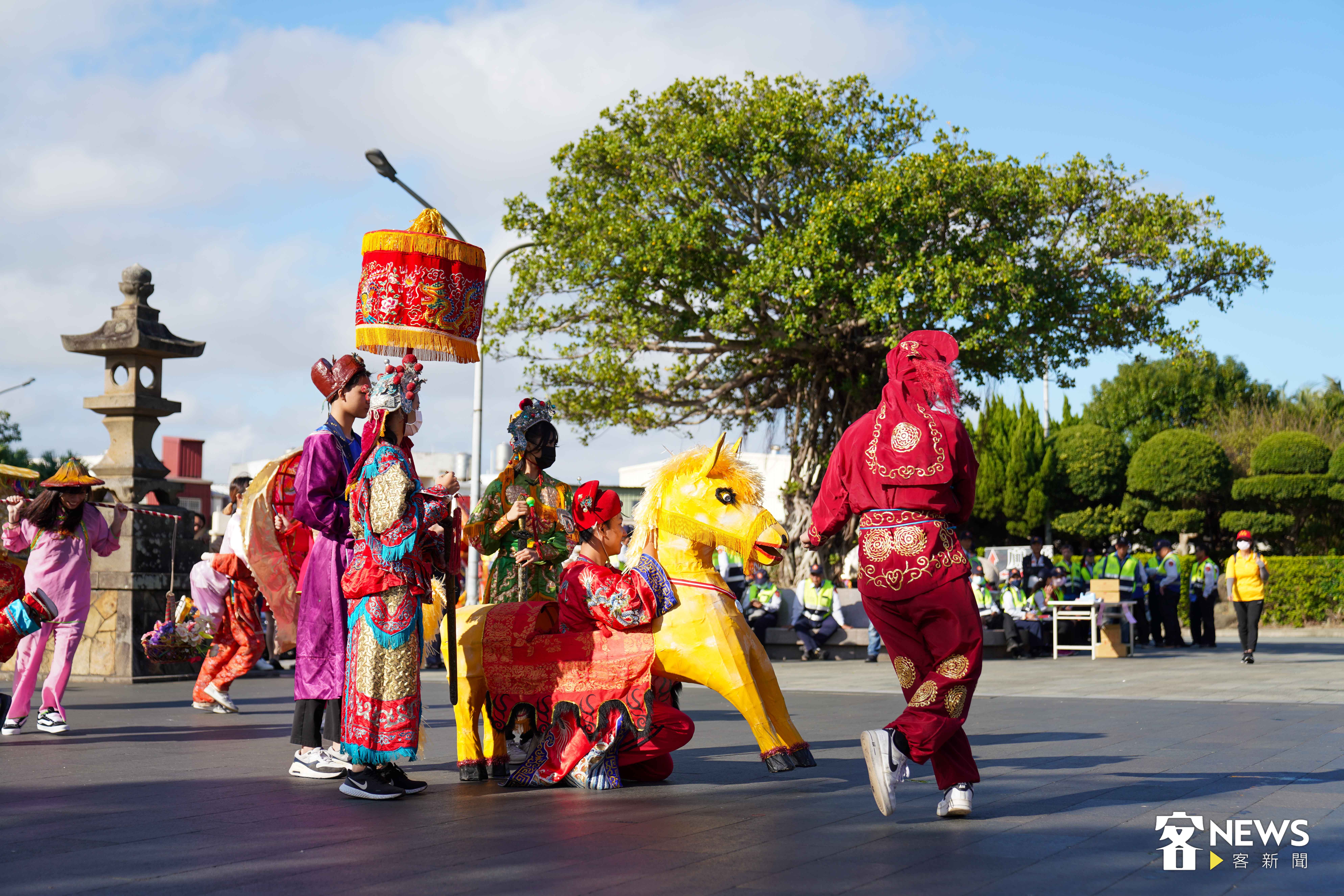 謝其國文化藝術團的布馬陣演出，為繞境增添活力色彩。李台源攝