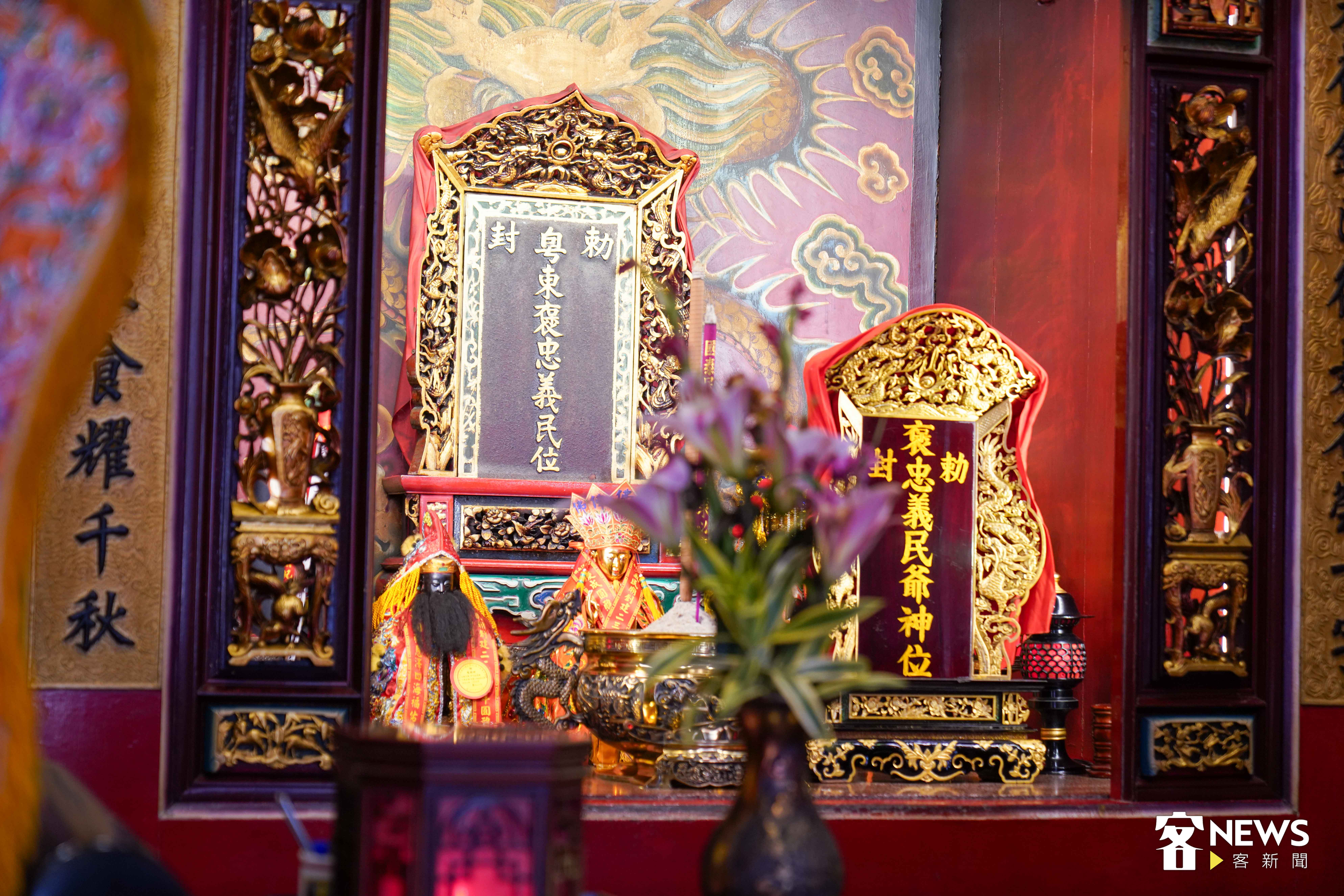 後方的神位為義民廟的主神位，前方較小的特製神位則是為了這次出巡專門打造。李台源攝