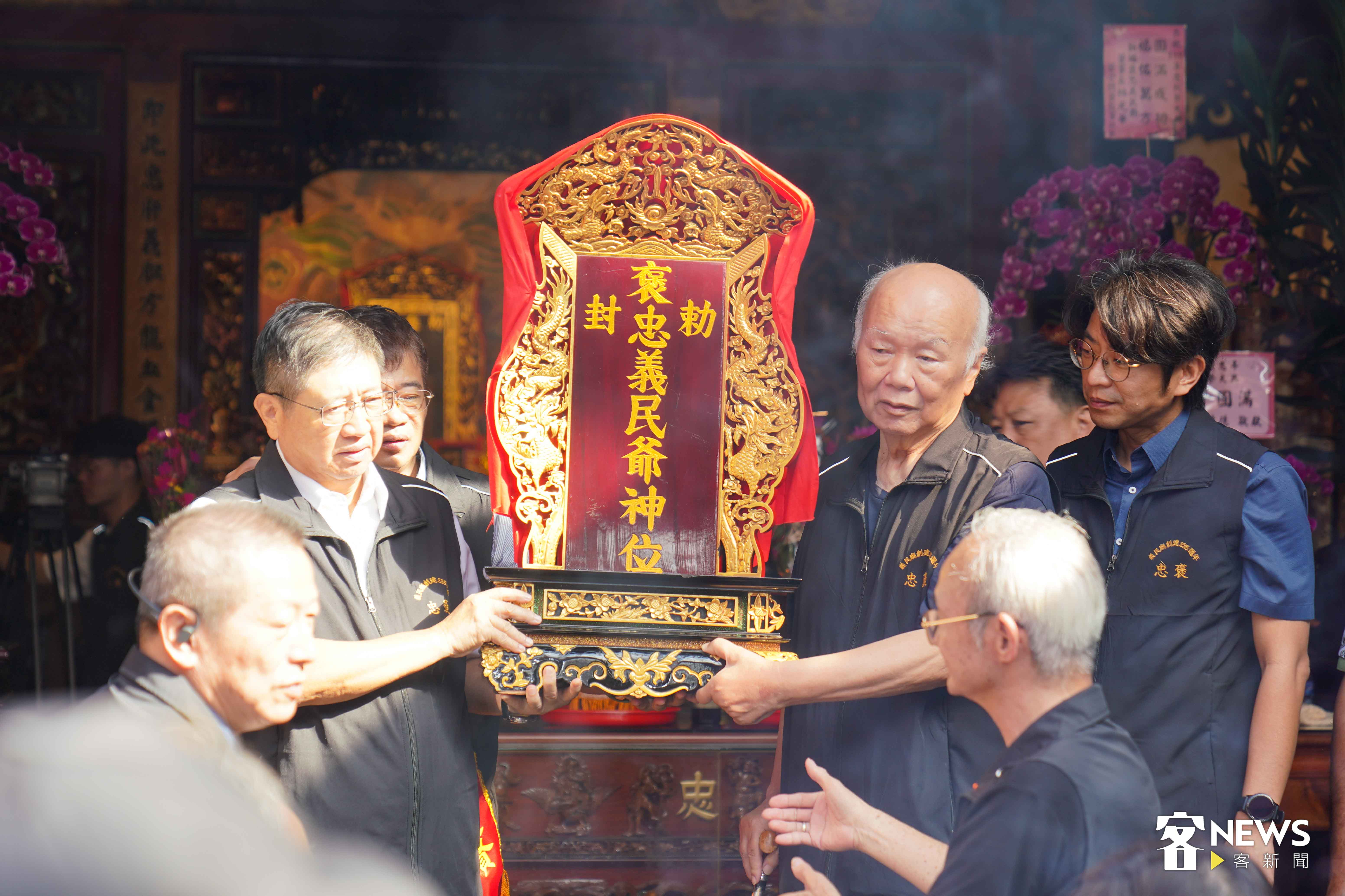 新竹縣長楊文科（左）、義民廟董事長林光華（中）與客委會副主委周江杰將義民爺神位請出義民廟。李台源攝