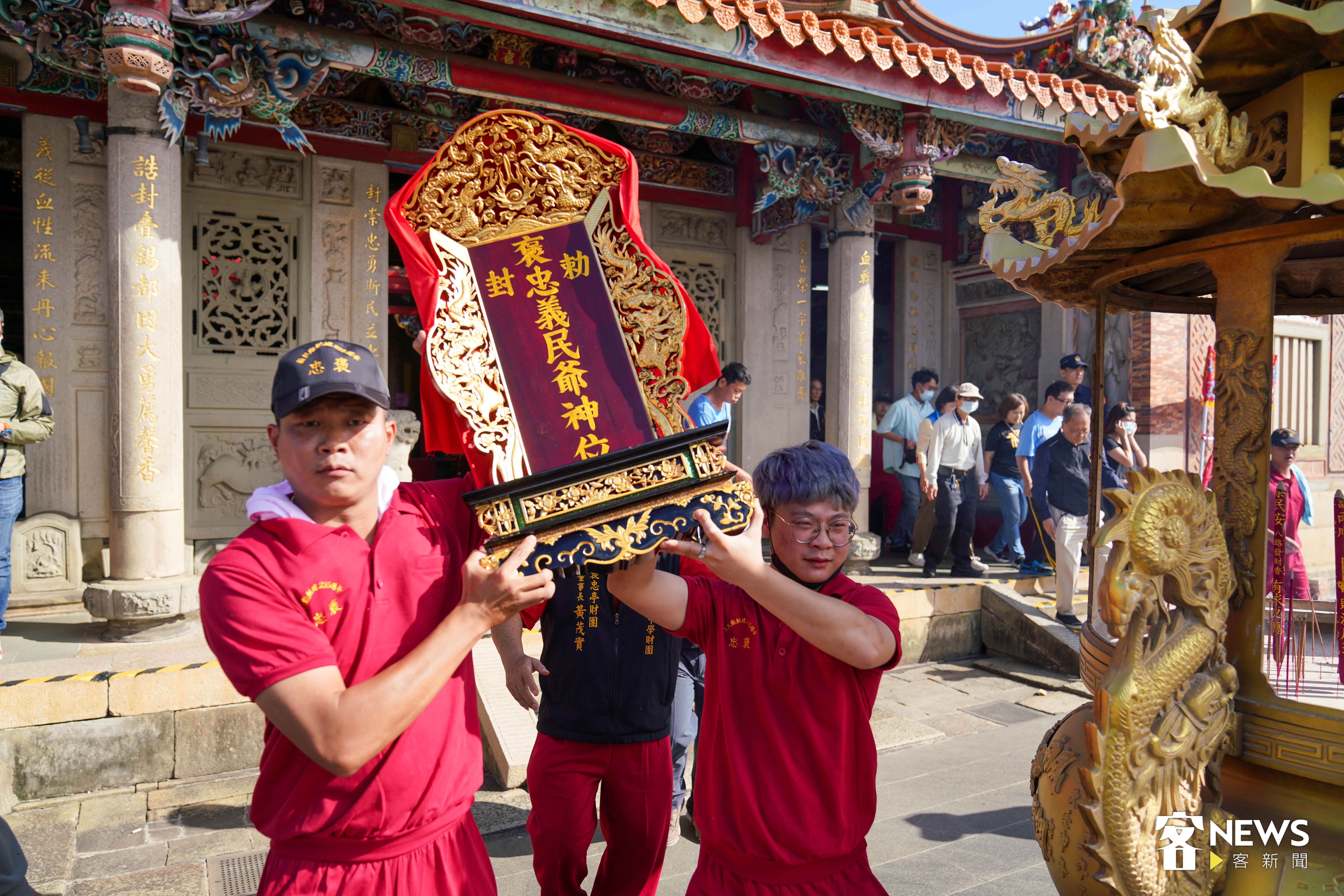 轎班準備將義民爺神位請上神轎。李台源攝