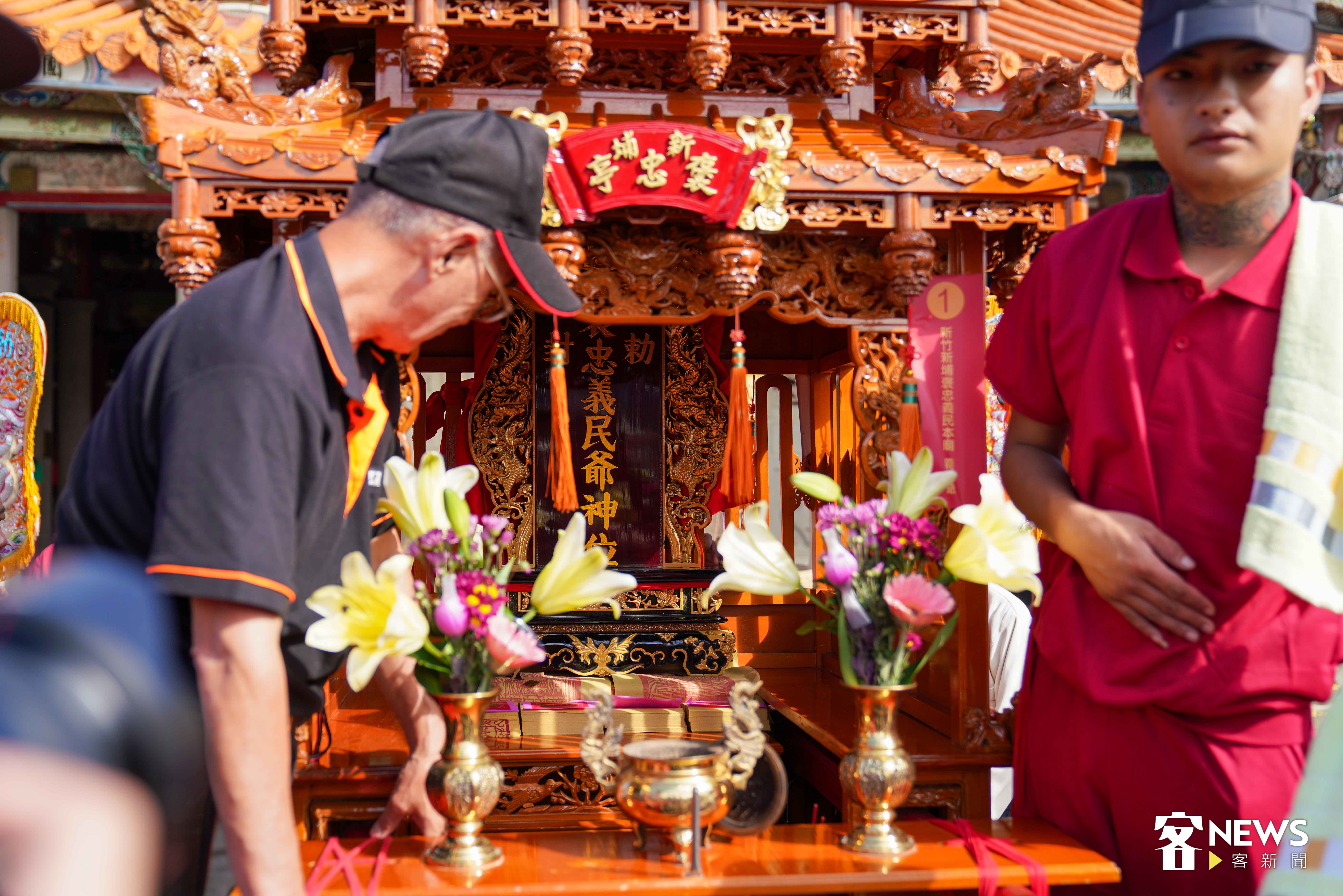 轎班將義民爺神位安放在神轎上。李台源攝