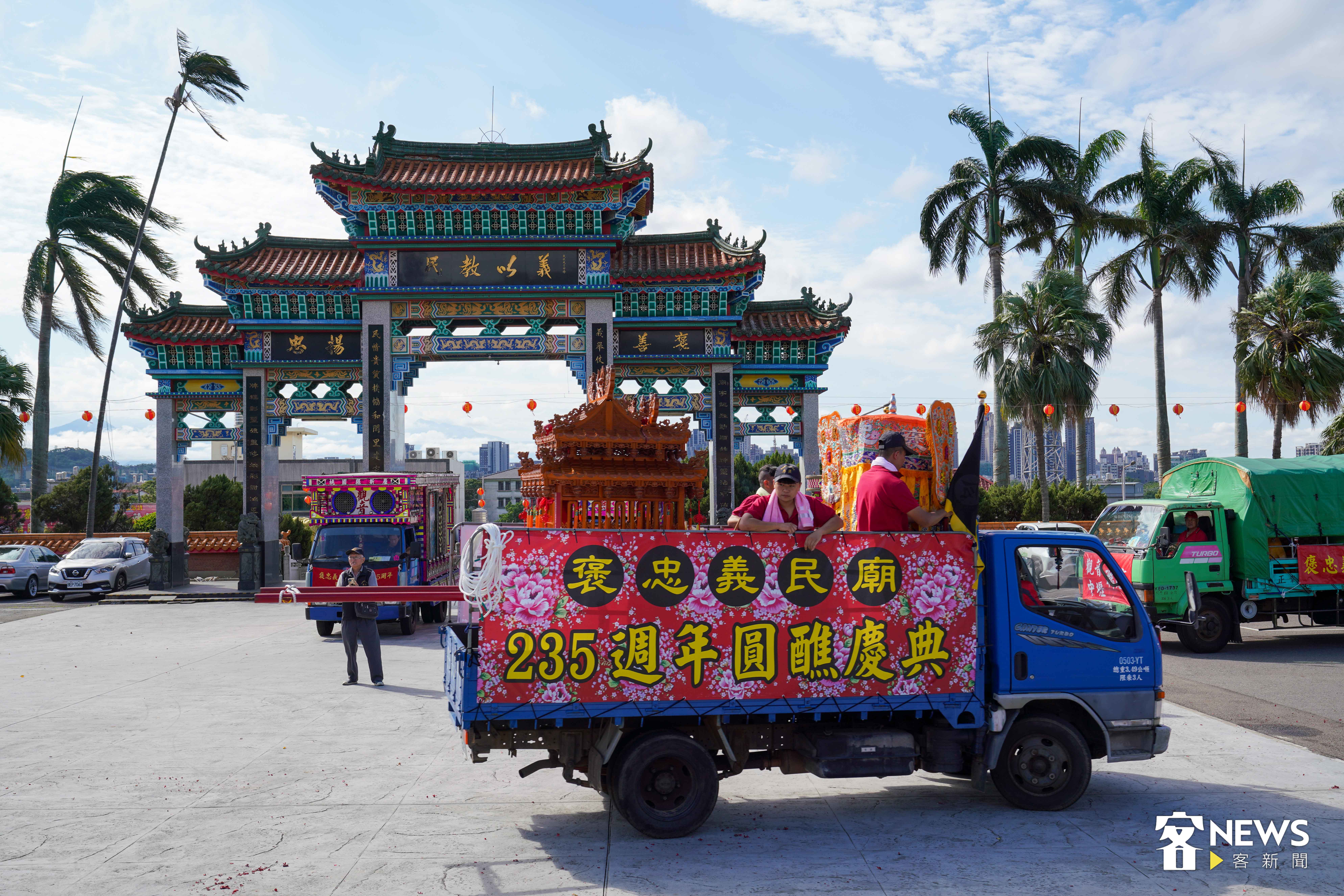 義民爺神位搭上專屬車輛，出發前往首站觀音祭典區。李台源攝