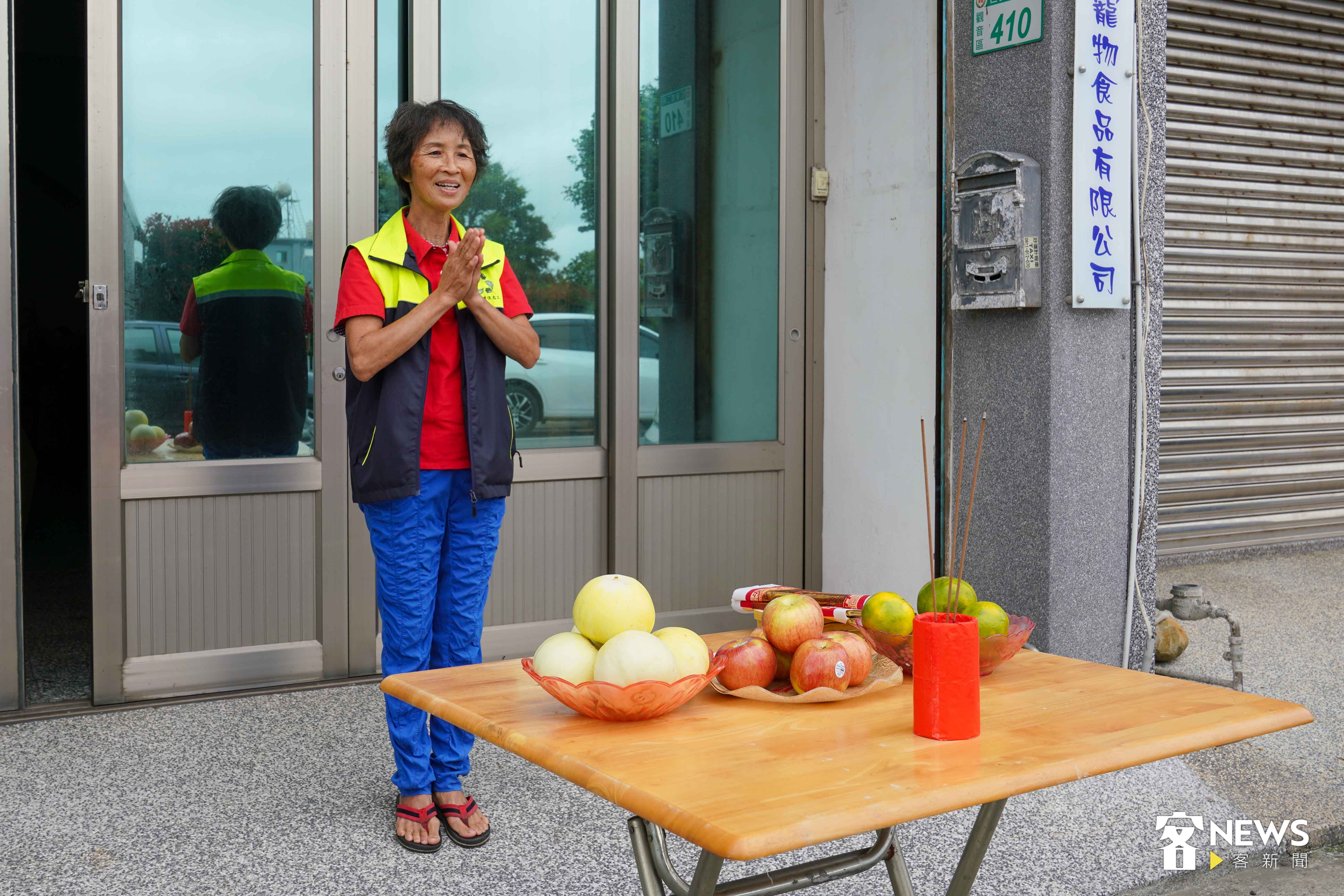 繞境第一站觀音保生蒲濟宮旁，廖姓一家準備了簡單水果與清香迎接義民爺隊伍。李台源攝