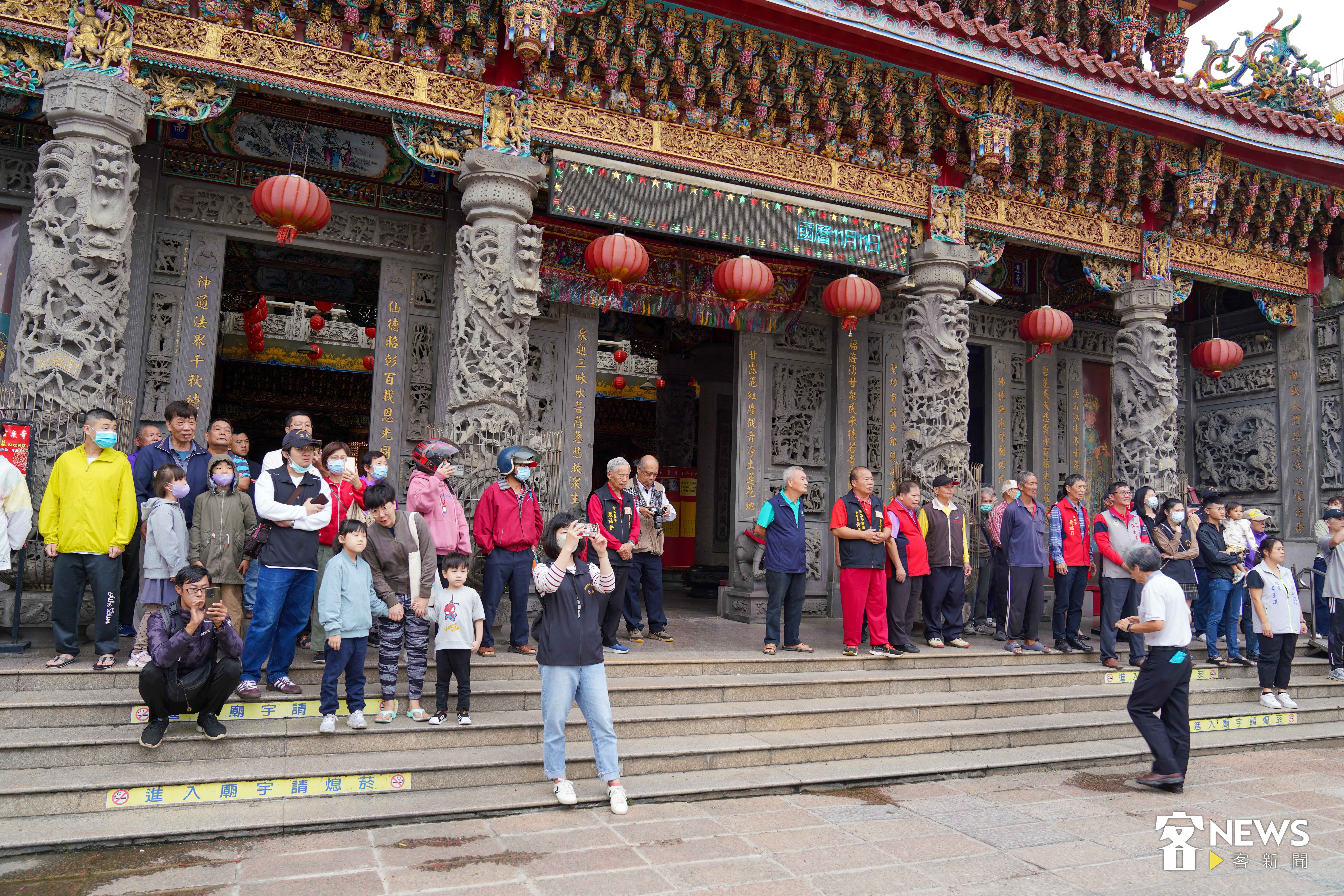 不少鄉親首在觀音區的甘泉寺準備迎接義民爺繞境隊伍。李台源攝