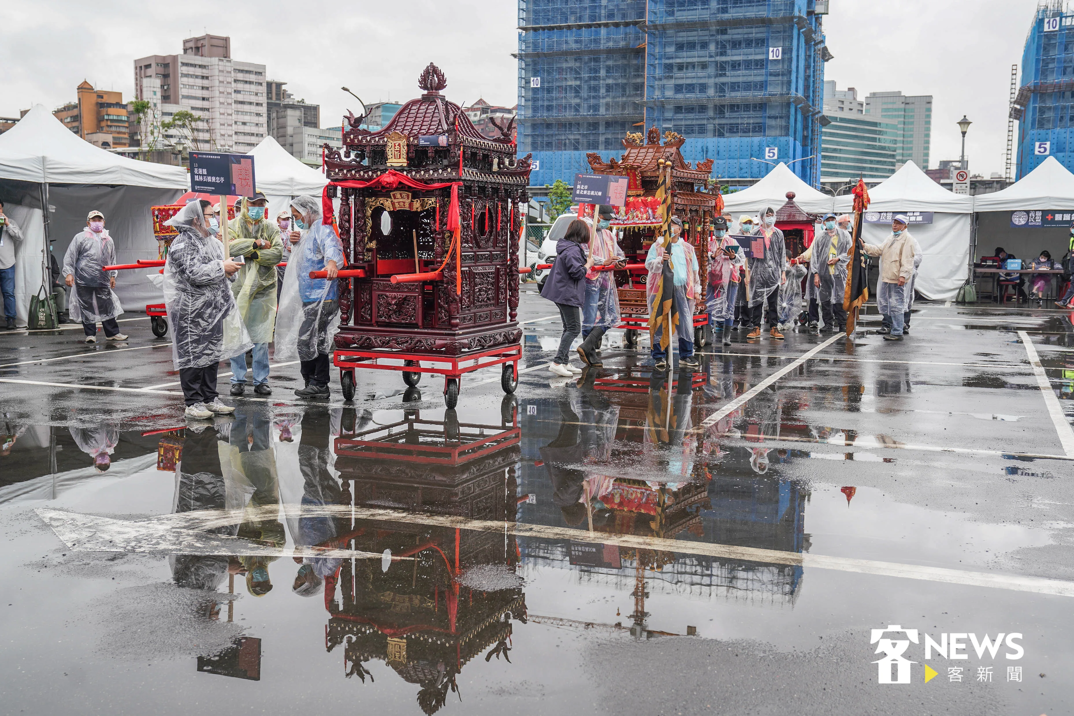 義民嘉年華迎神遶境隊伍，圖為2021義民嘉年華遶境入場義民爺神轎隊伍。洪俊傑攝