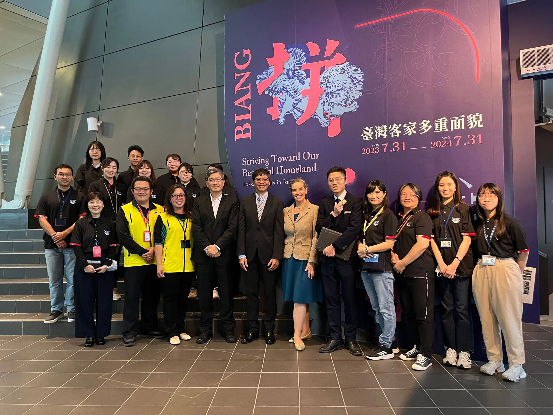 AIT處長孫曉雅邀請楊長鎮與客發中心團隊合影。客發中心提供