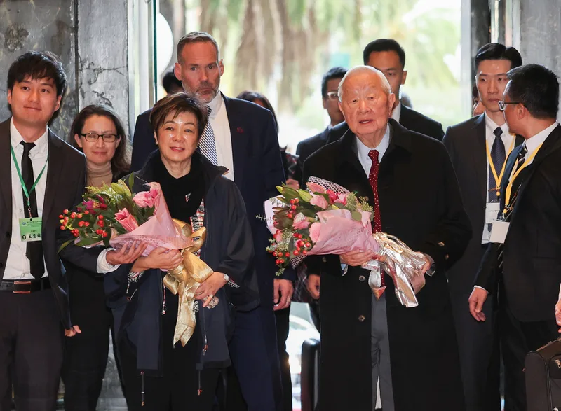 台積電創辦人張忠謀(前右2)、妻子張淑芬(前左2)。資料照,中央社
