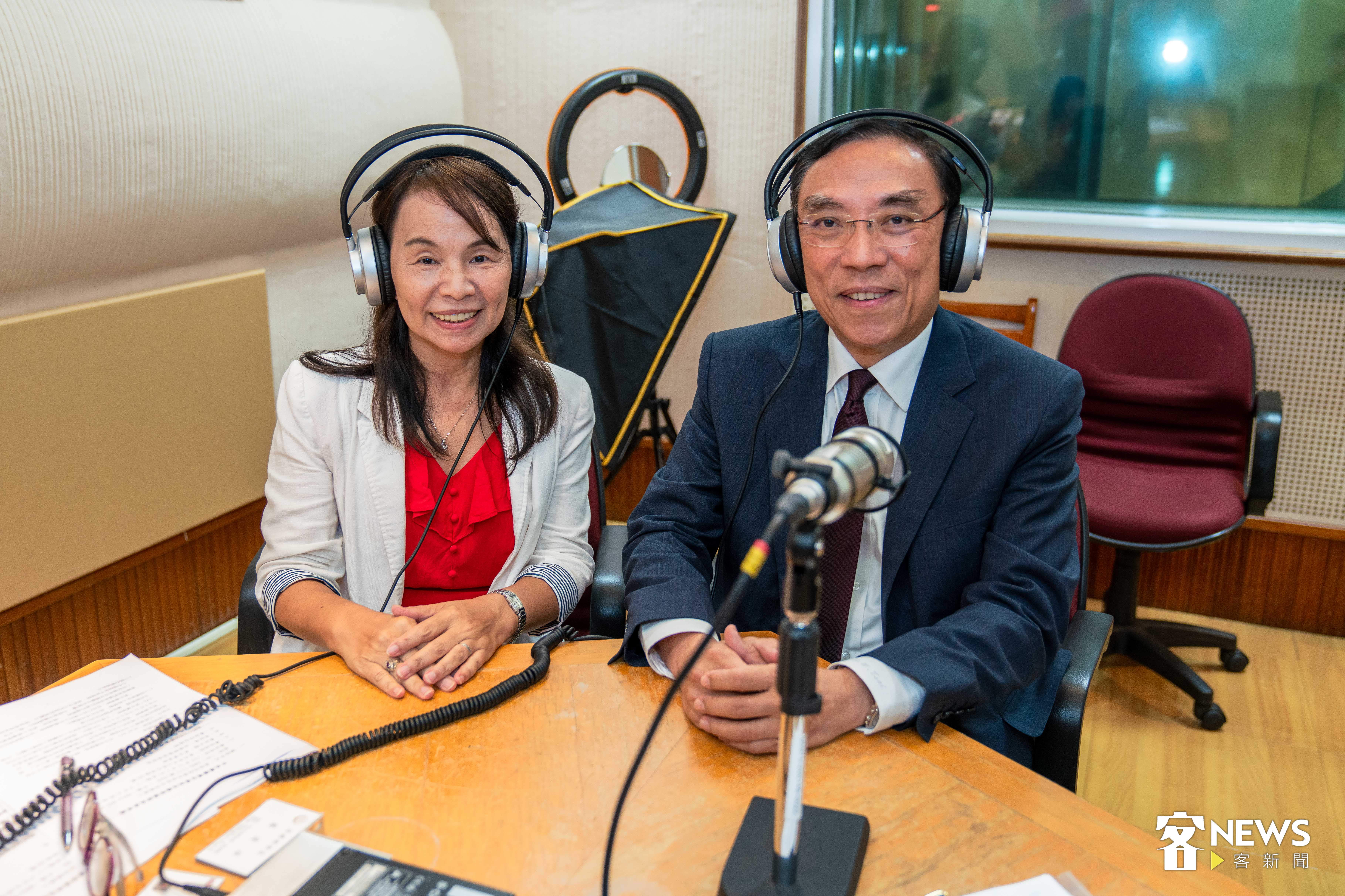 法務部長蔡清祥（右）接受中央廣播電臺主持人黃玉美（左）節目專訪。何柏均攝