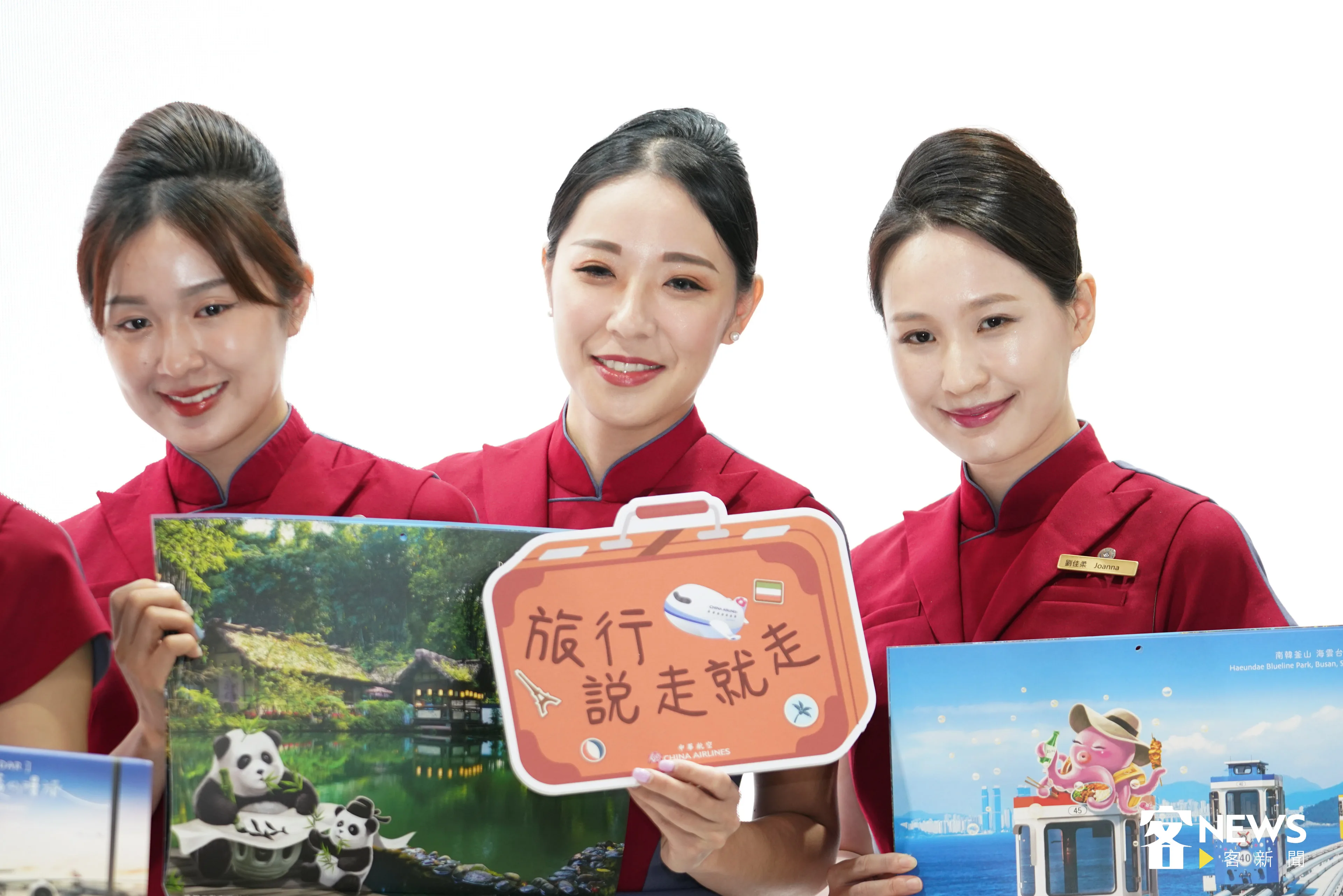 航空業者打出美女牌,多人潮多買氣。范修語攝