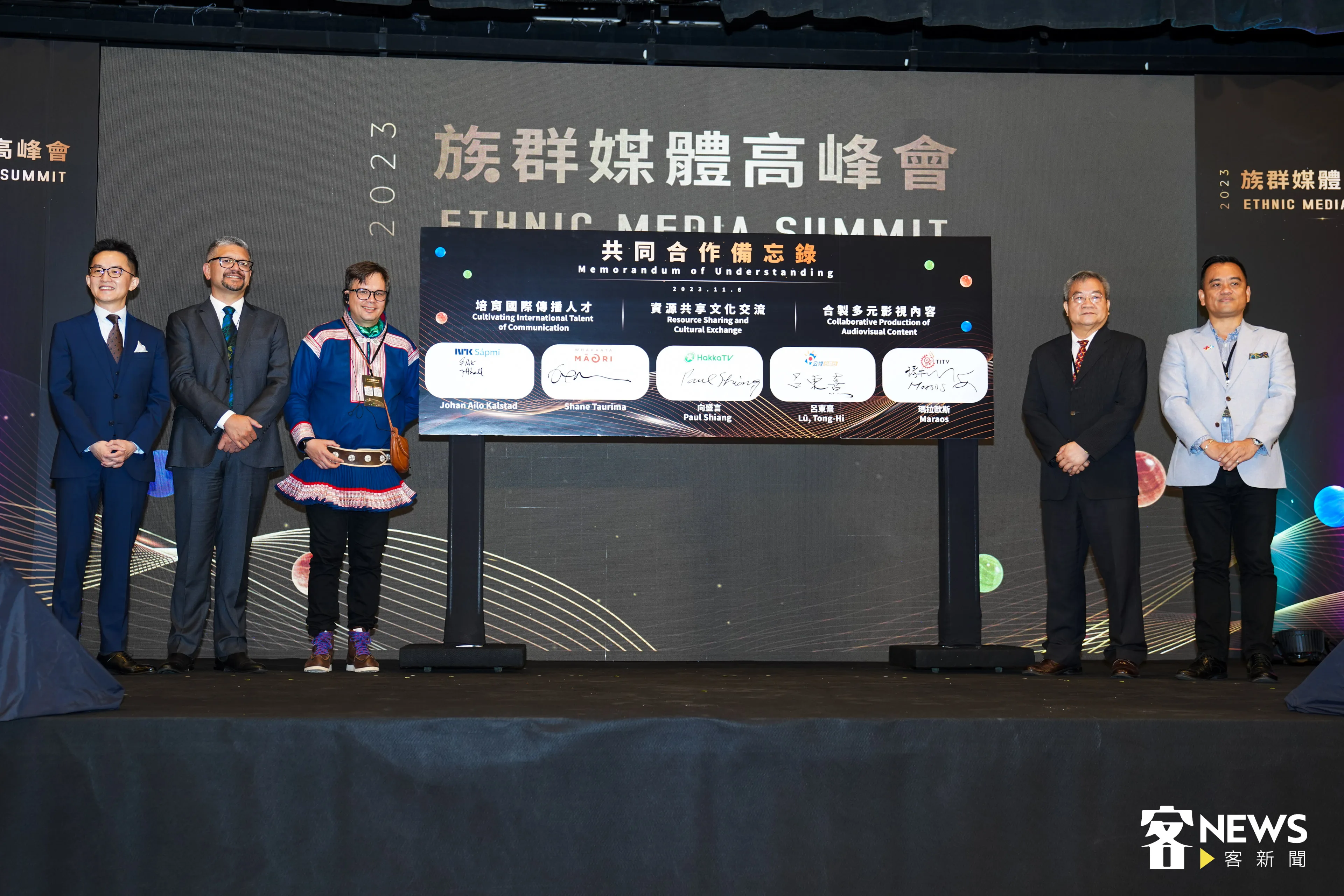 各國族群頻道共同簽署合作備忘錄，左起：客家電視台台長向盛言、紐西蘭毛利電視台執行長 Shane Taurima 、挪威薩米電視台執行長 Johan Ailo Kalstad 、公視臺語台台長呂東熹、原住民族文化事業基金會董事長瑪拉歐斯。范修語攝