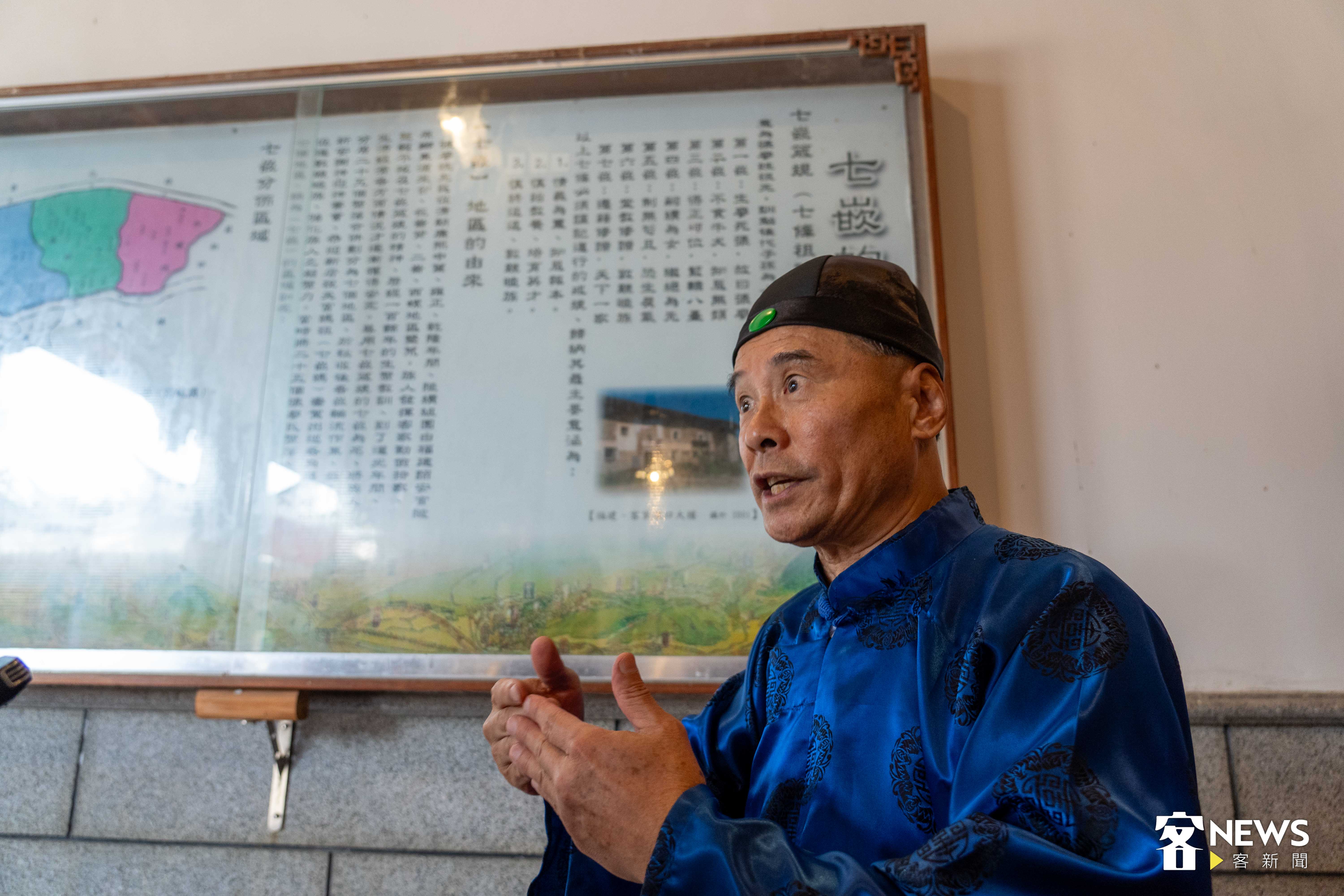 廖欽龔向我們介紹崇遠堂的「七嵌箴規」。李台源攝