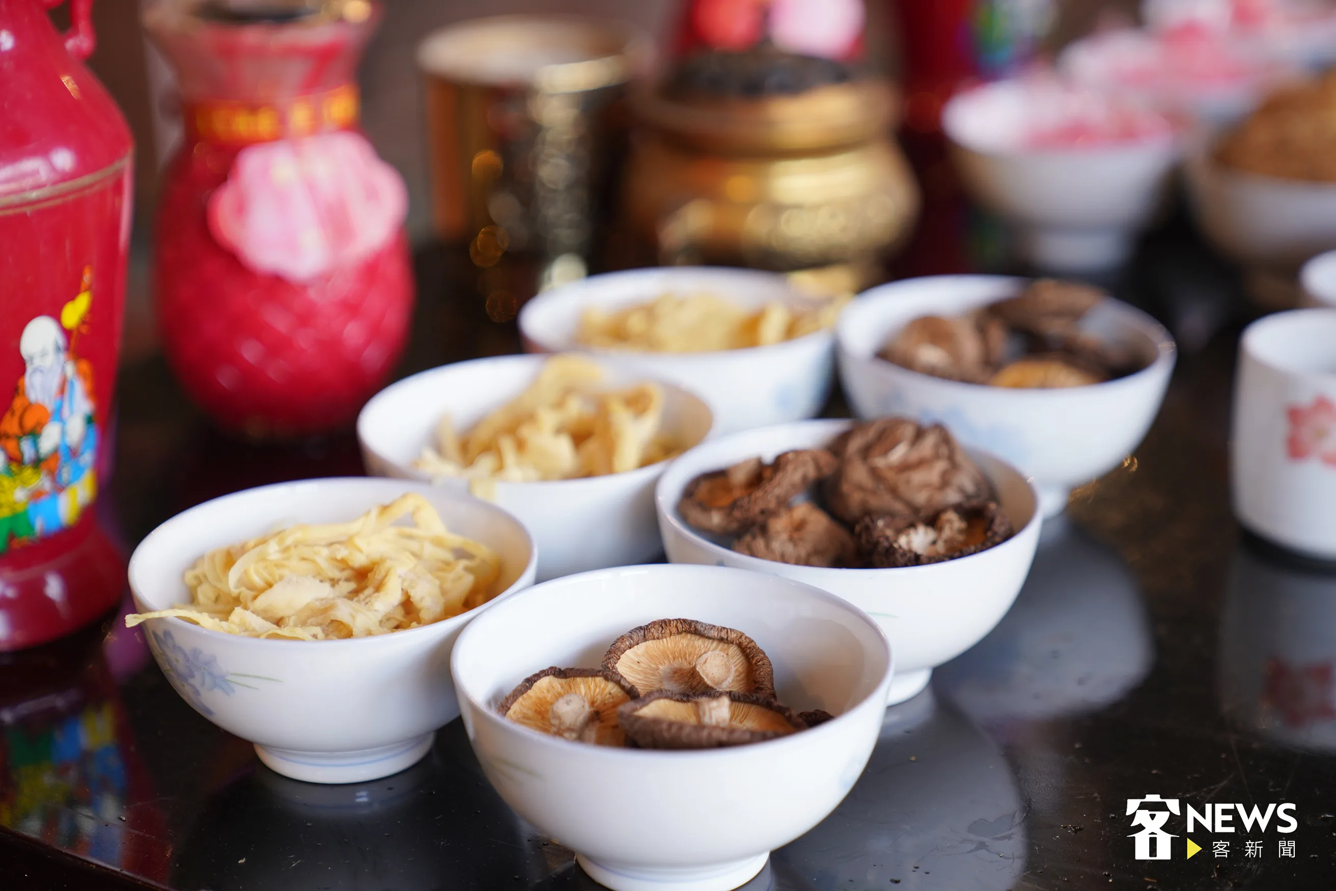 敬拜神明的五齋，香菇屬於五行的土。張凱清攝