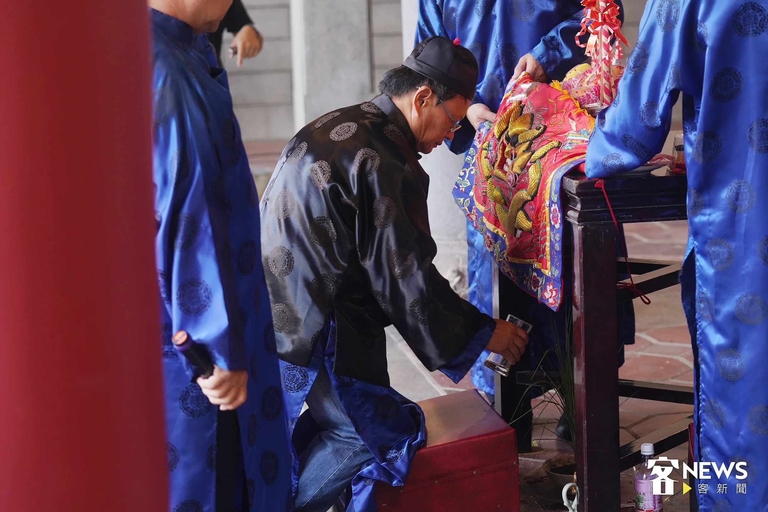 行禮者在神桌下進行「灌酒於香茅上」，來完成降神禮節，而且選用香茅能帶有避邪的作用。張凱清攝
