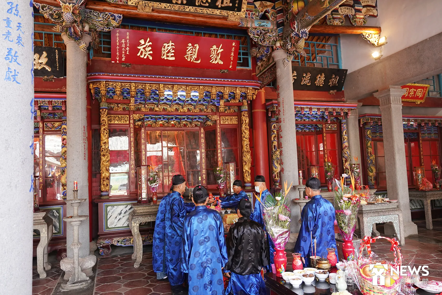 崇源堂秋祭的祭祀組組員們，用詔安客來進行三獻禮儀式。張凱清攝