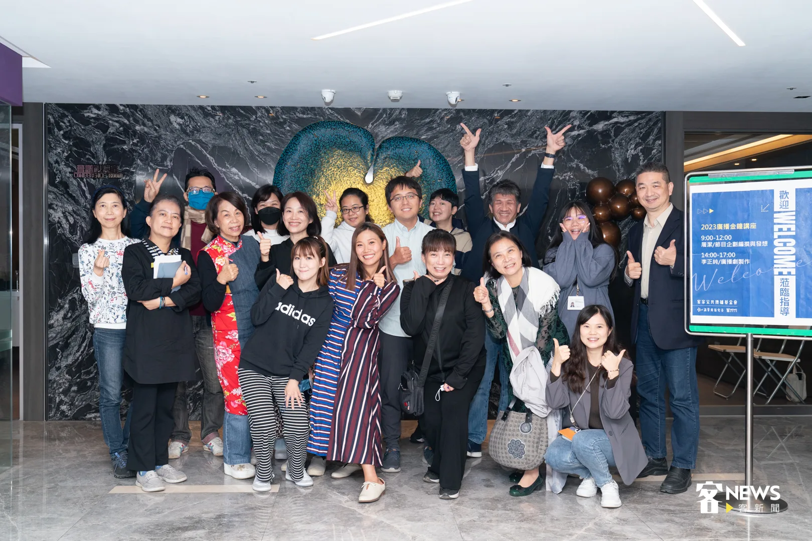 出席來賓與講師屠潔一起合影。洪俊傑攝
