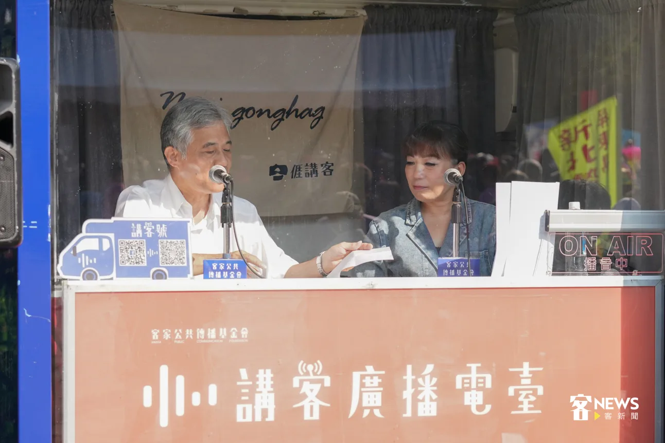 客委會副主委范佐銘（左）坐上金鐘講客號，接受主持人陳雙（右）訪問。洪俊傑攝
