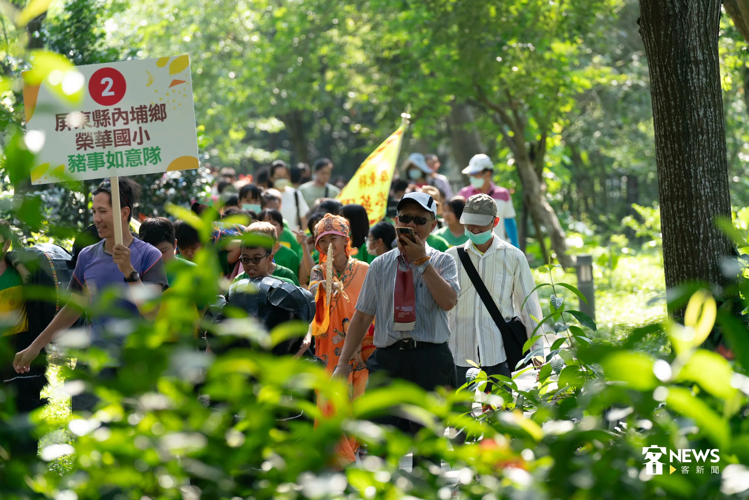 30支隊伍在園區內進行踩街，徒步至會場準備評比。洪俊傑攝