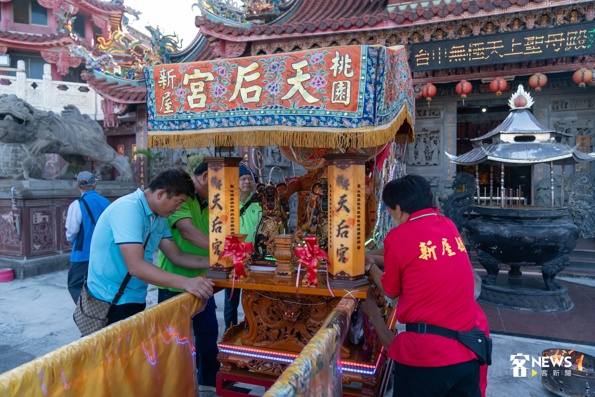 廟方將媽祖請上神轎安座後，將媽祖神像固定住，準備北上至農業部陳情。洪俊傑攝