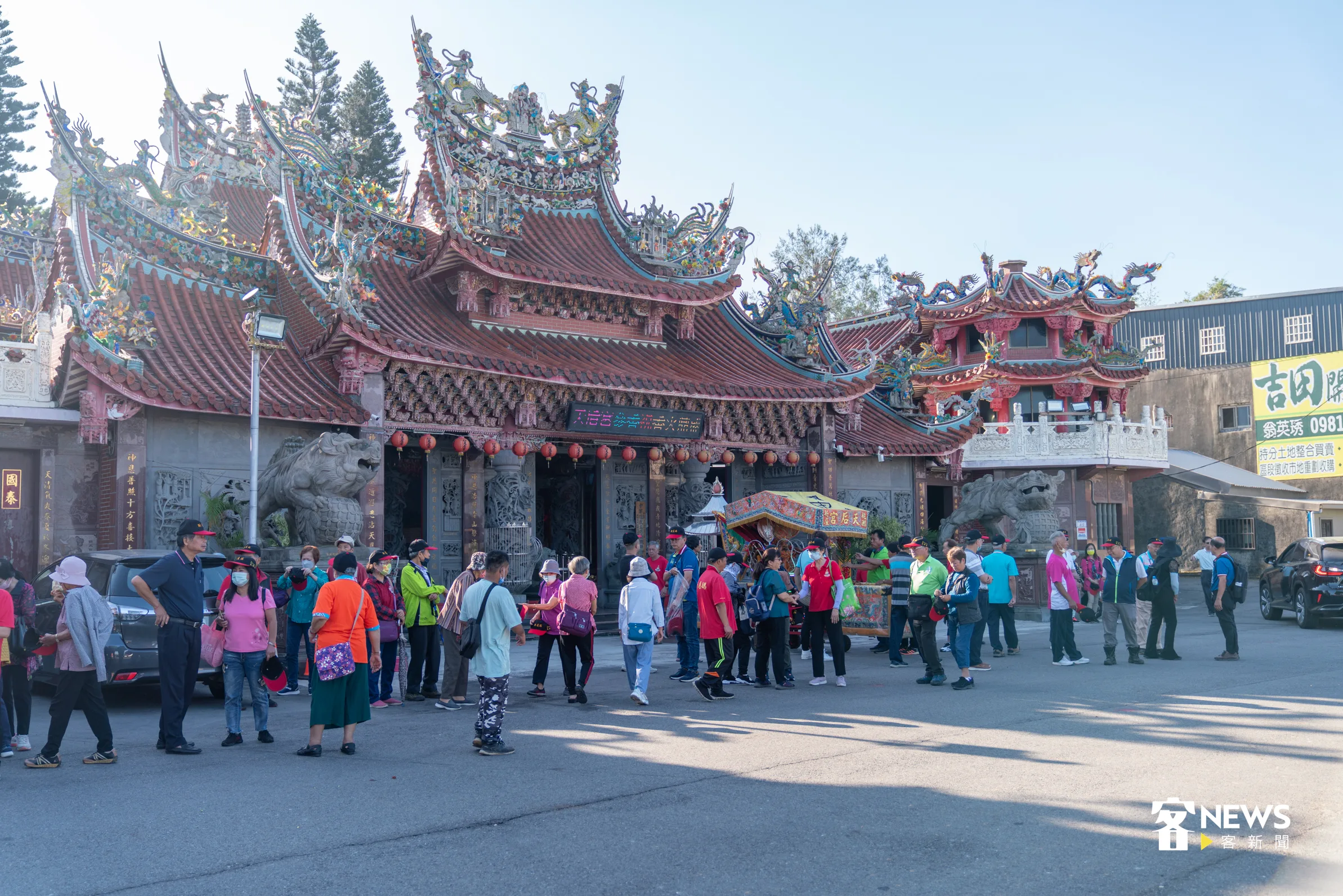 新屋電宰廠設置預定地，位於新屋天后宮正門口的空地，居民今日也將媽祖請上農業部陳情。洪俊傑攝