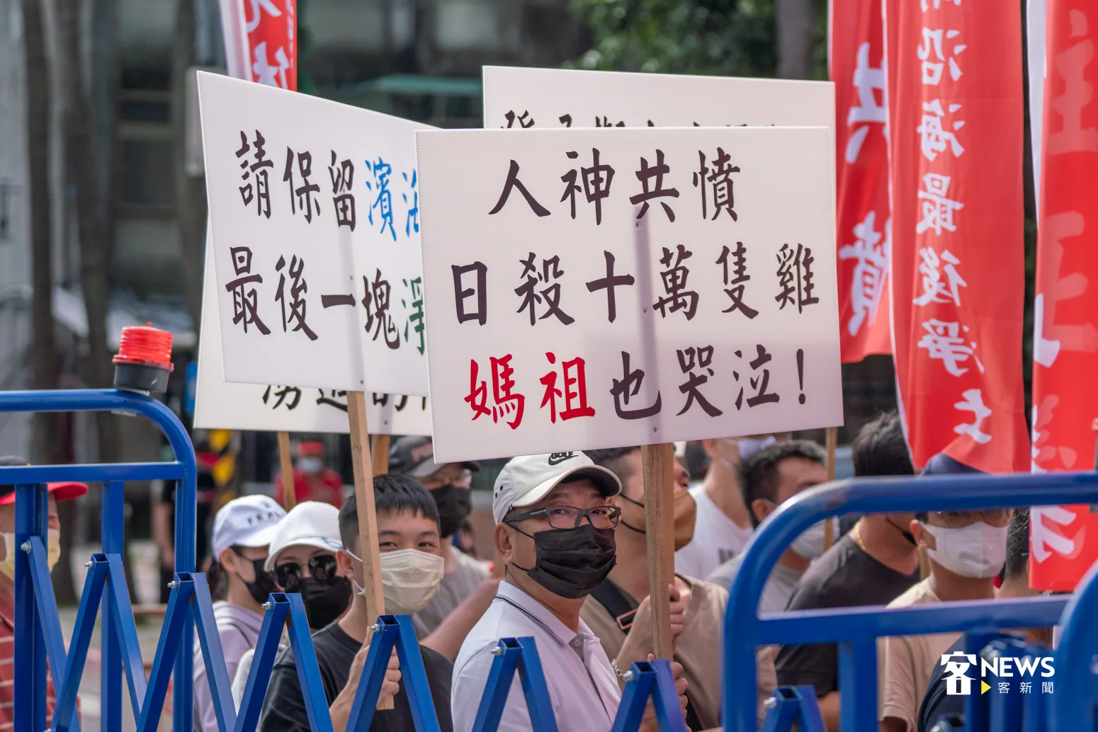 反設置新屋電宰廠，民眾自製陳情抗議標語。洪俊傑攝