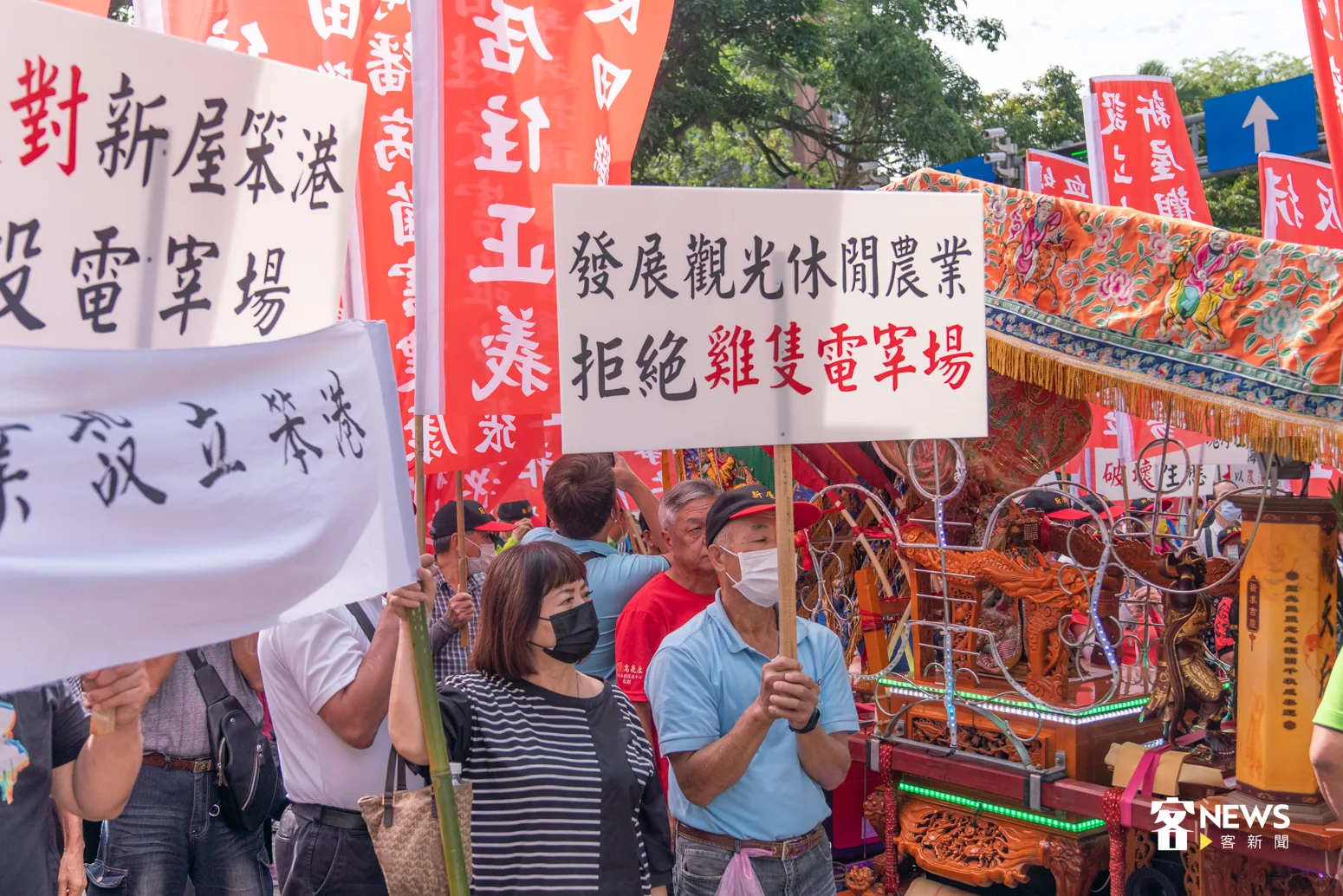 反設置新屋電宰廠，民眾自製陳情抗議標語。洪俊傑攝