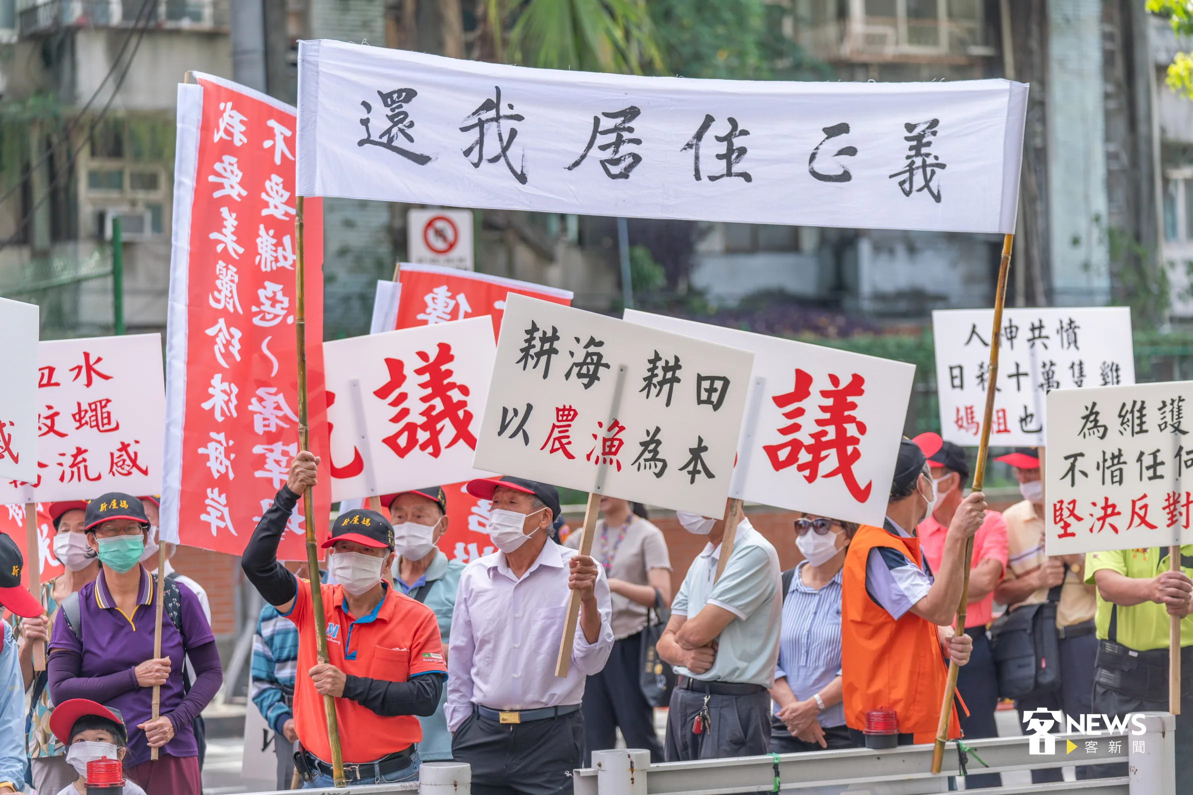 反設置新屋電宰廠，民眾自製陳情抗議標語。洪俊傑攝