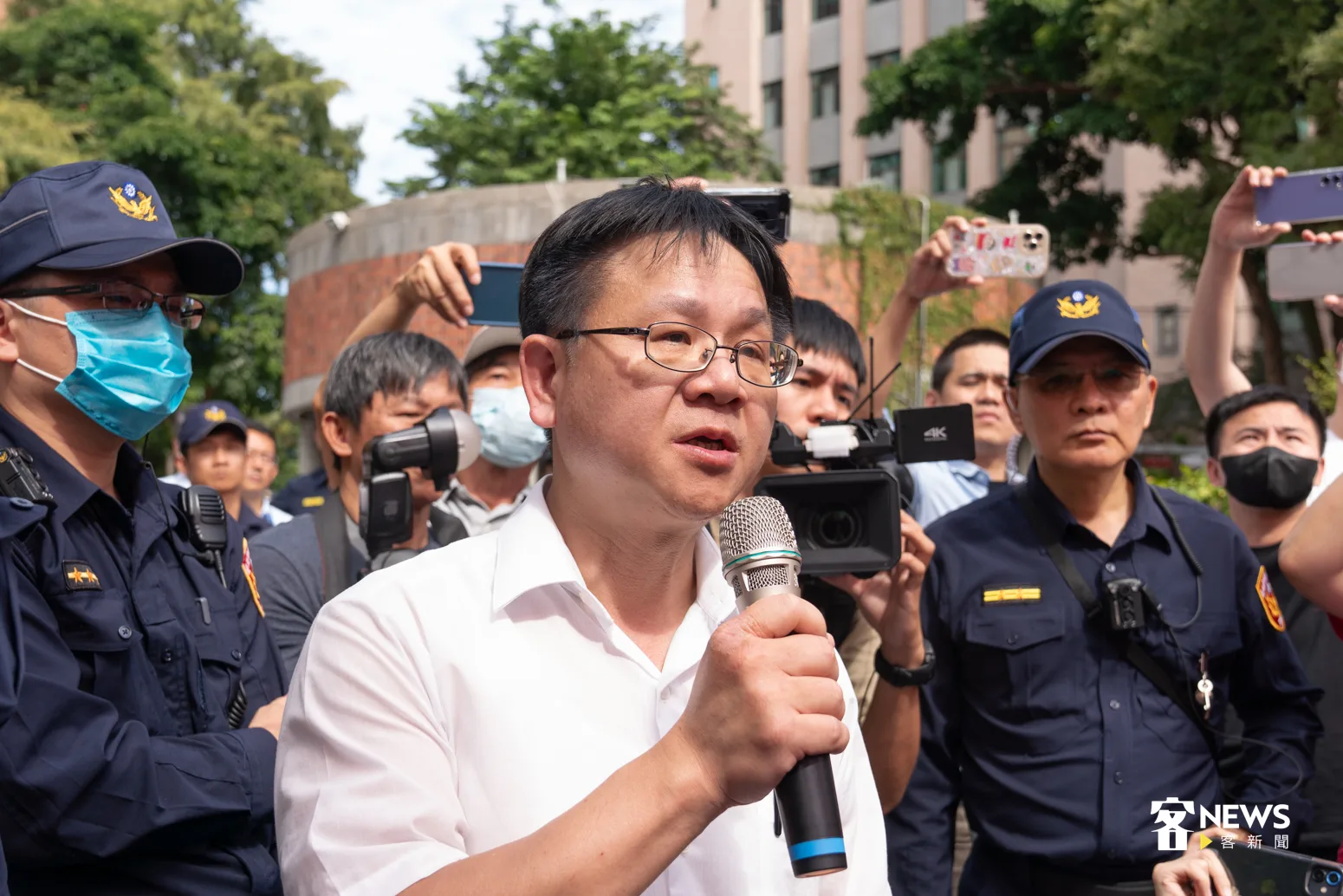 農業部畜牧司長張經緯，接受陳情書後，也向陳情民眾說明未來的審查程序。洪俊傑攝