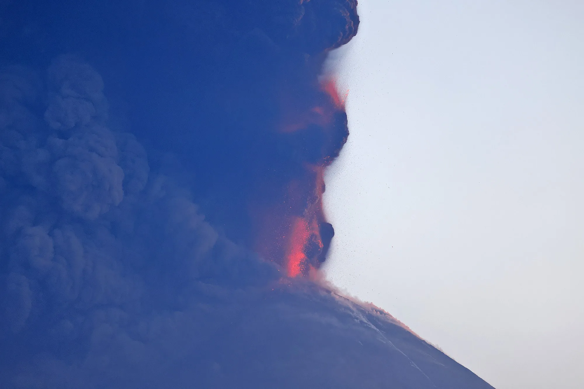 克柳切夫火山劇烈噴發。翻攝自Kirill Bakanov《推特》