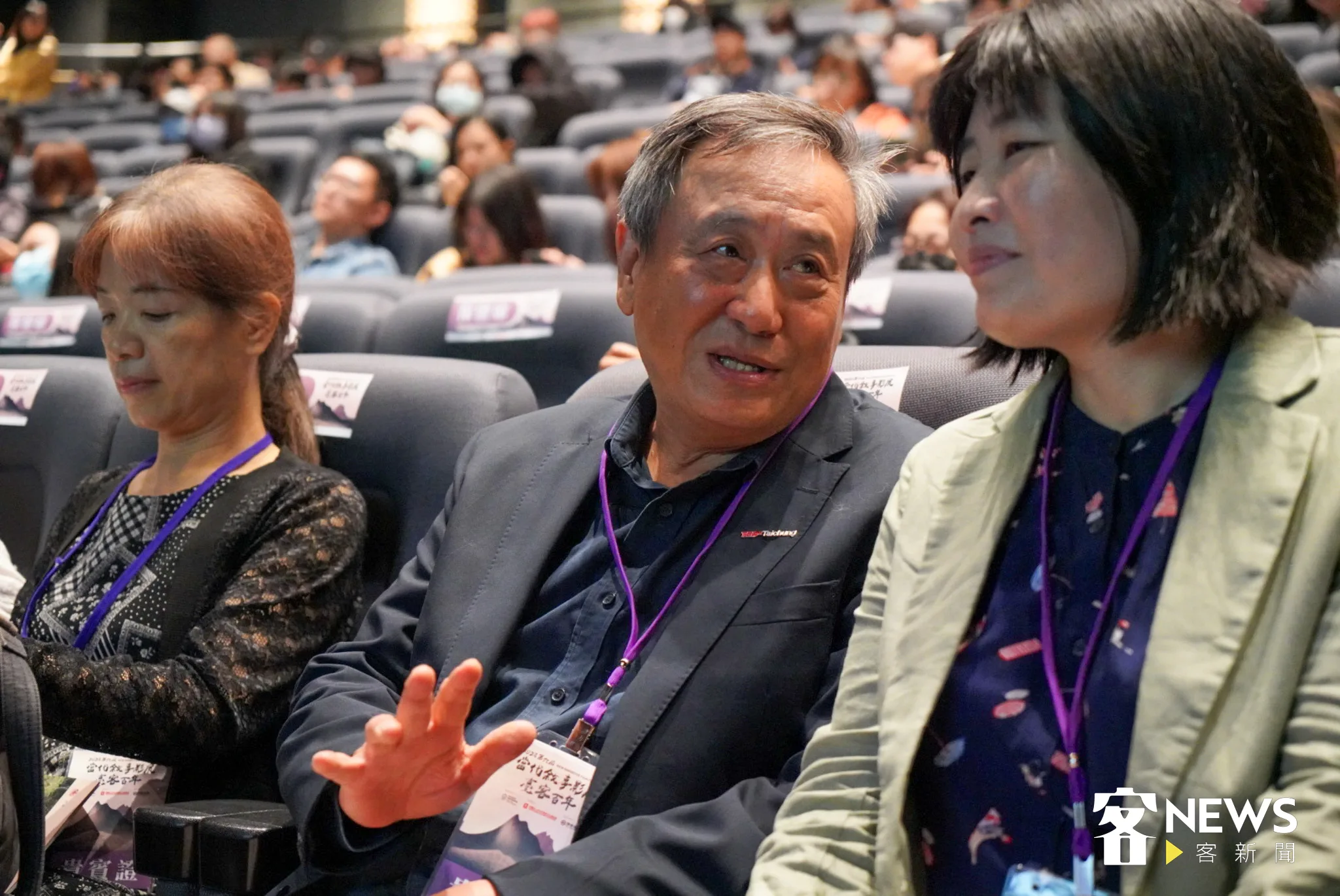 李崗（右二）與資深紀錄片製作人兼協同策展人温佳琦（右）一起在「2023第六屆當代敘事影展」開幕式觀看首映。蘇佑昇攝