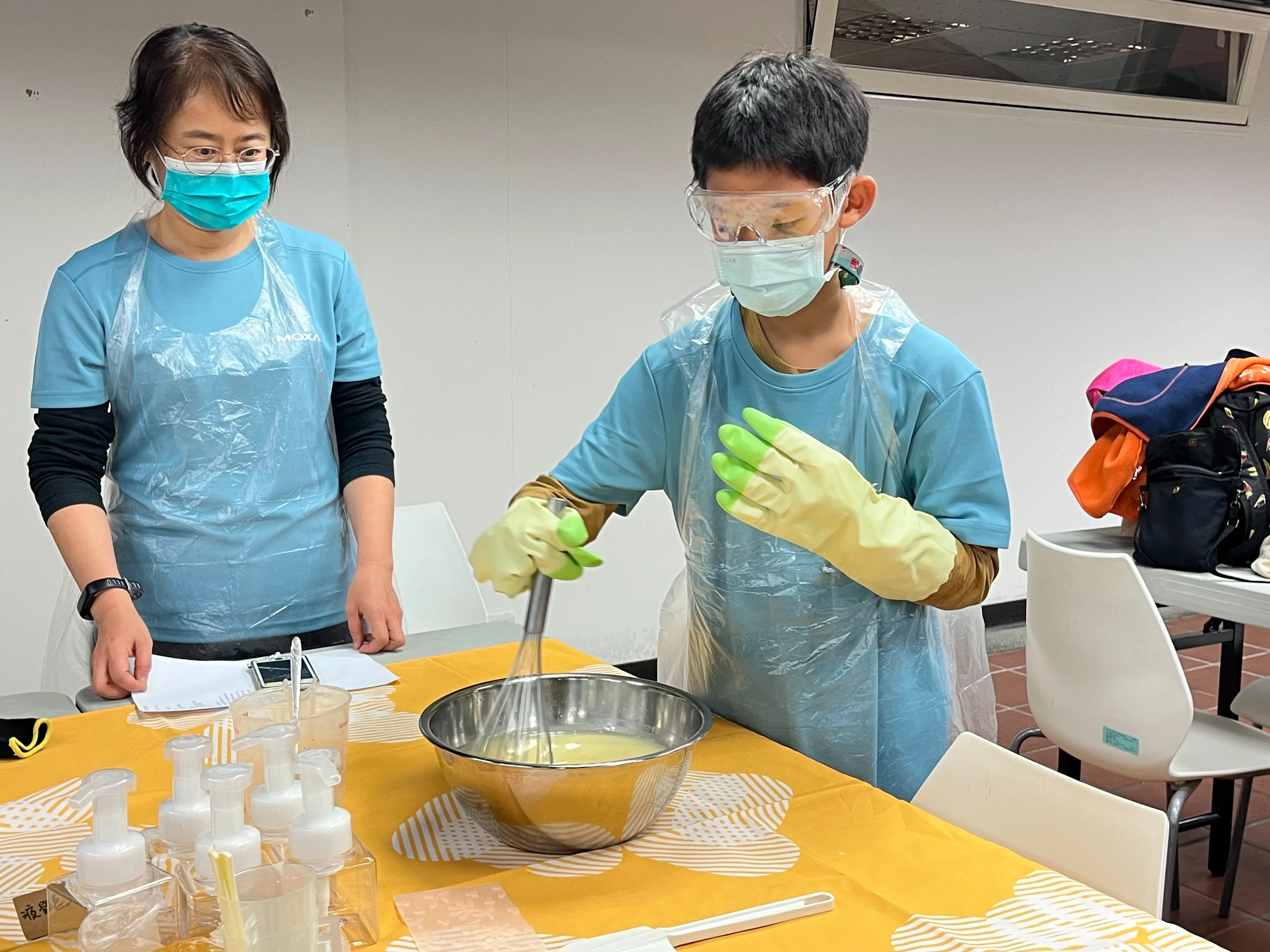 當天參與手作的許小弟透露，帶他參加課程的姑姑，有手作手工皂的經驗，但他們親自在調配比例環節時，還是會稍微緊張。蘇佑昇攝