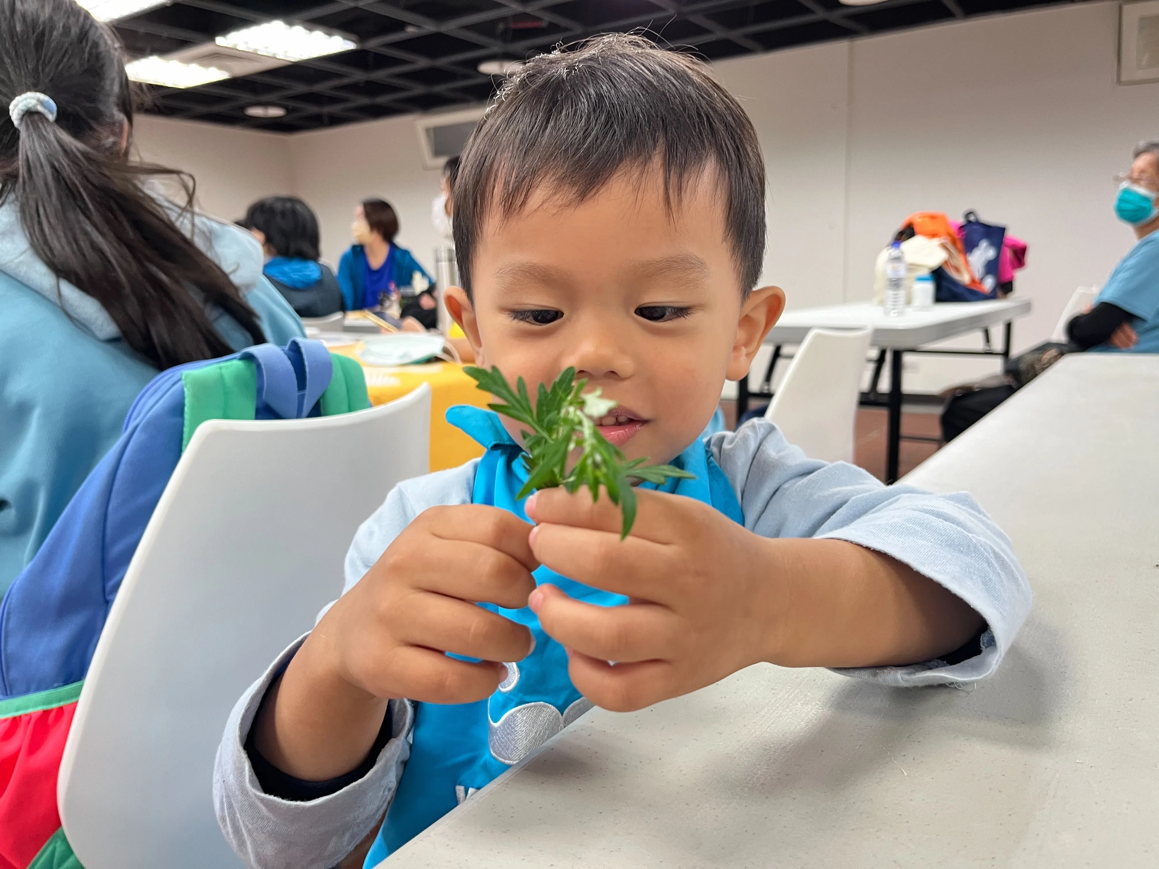 小朋友體驗客家植物手作精油皂及液體皂感到十分有趣。蘇佑昇攝