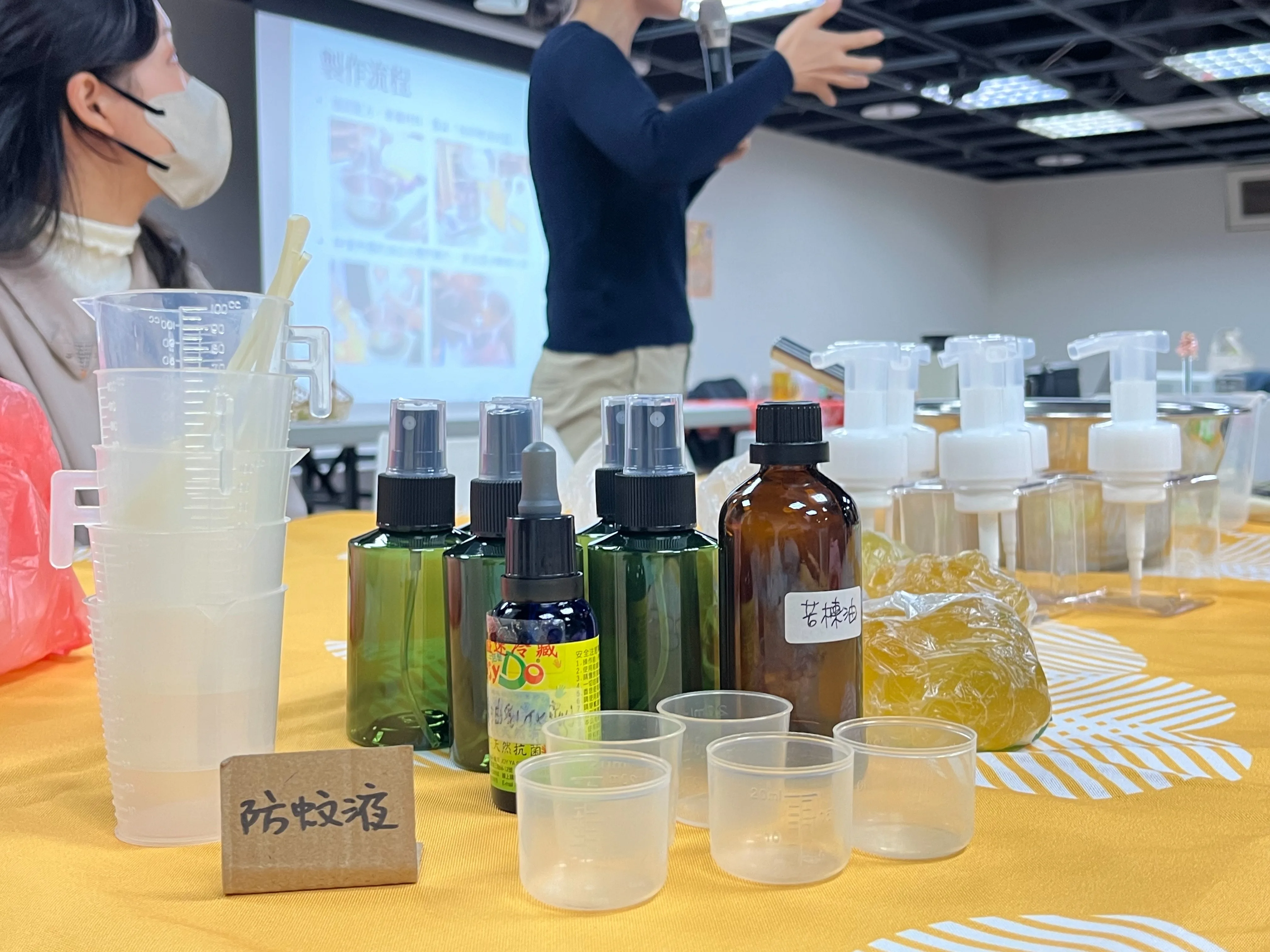 講師梁秀卿帶領學員們一起製作「艾草植萃驅蚊液體皂╳苦楝防蚊精油噴霧」。蘇佑昇攝