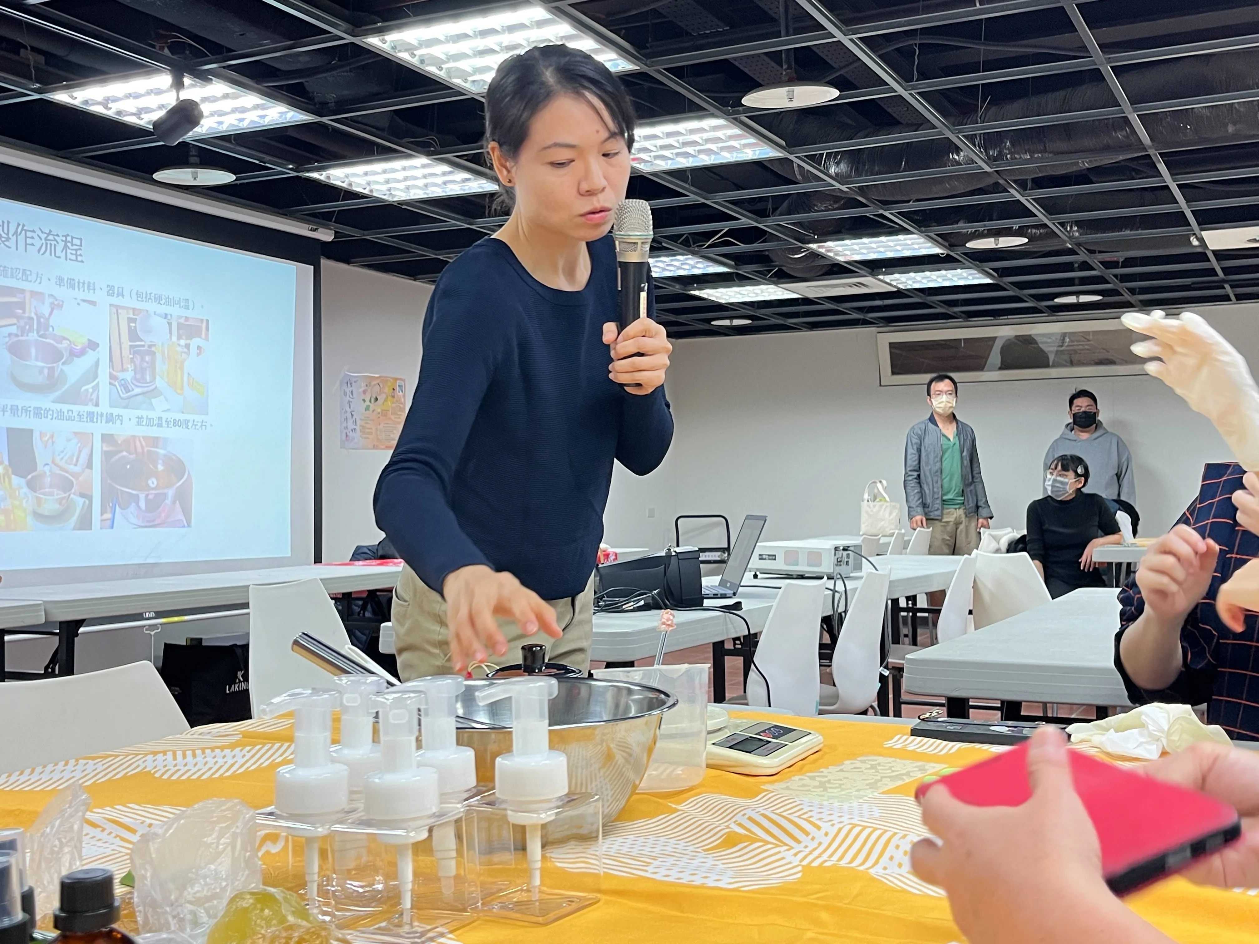 梁秀卿說，製作手工皂及液體皂的工法其實很簡單，只要掌握幾點訣竅，就可以輕鬆感受到客家植物應用在生活的美好。蘇佑昇攝