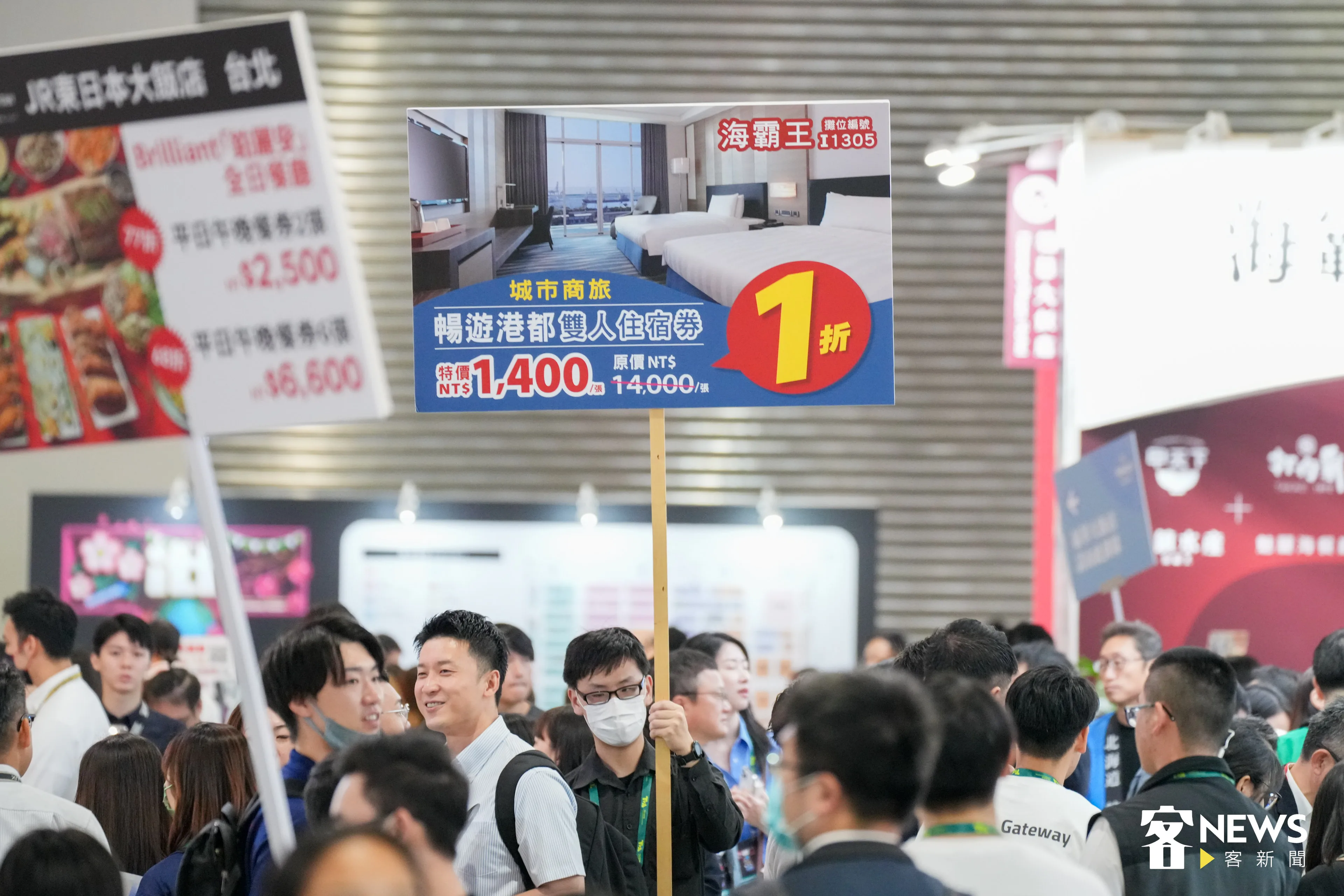 旅展現場許多優惠吸引民眾購買。宋佩遙攝