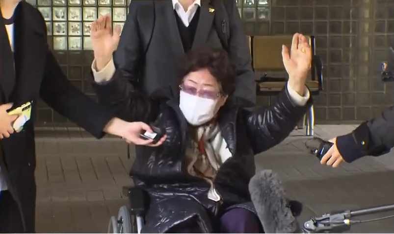 親自出庭聆聽判決的李容洙開法院時高舉雙手大喊「萬歲」。翻攝自YTN《YouTube》官方頻道