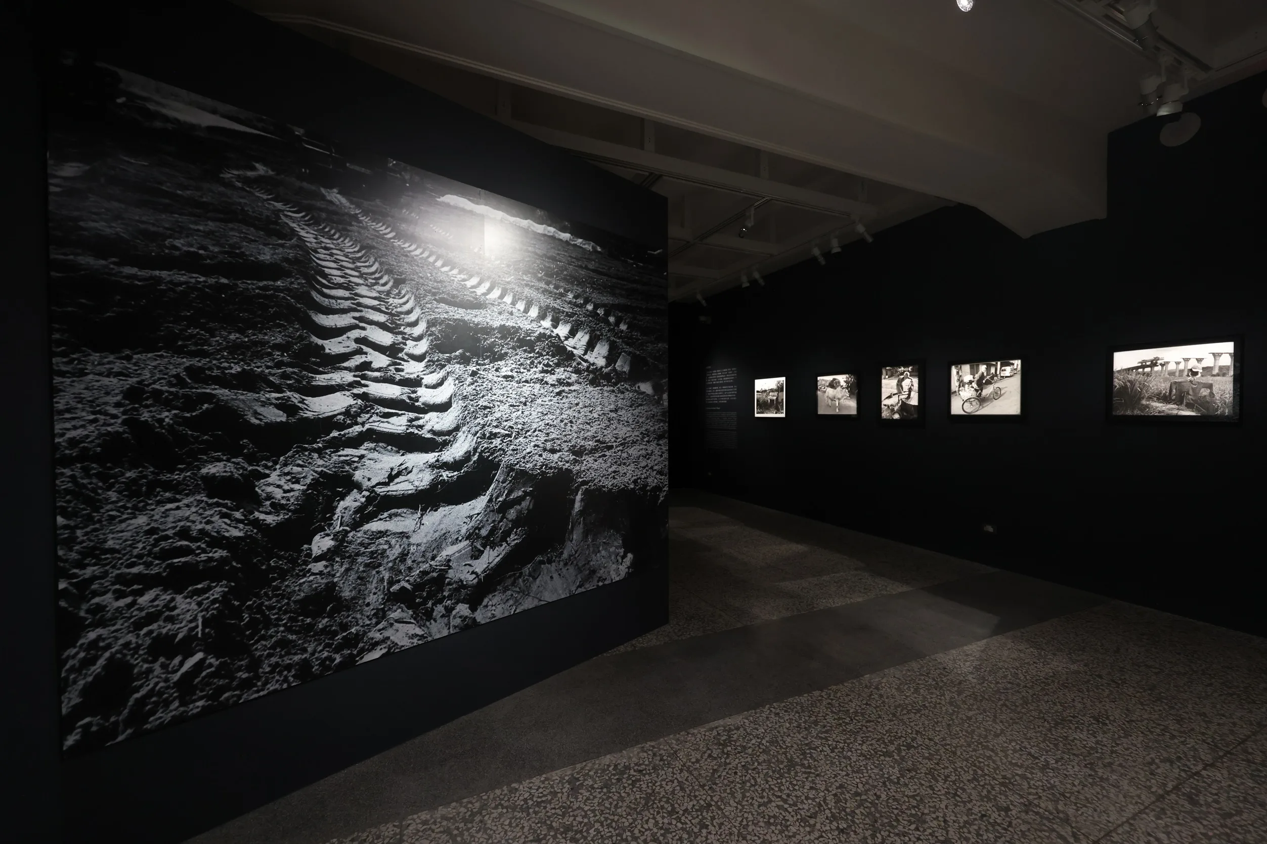 「曾在的形跡—李悌欽、邱德雲攝影捐贈展」邱德雲作品展區。國家攝影中心提供