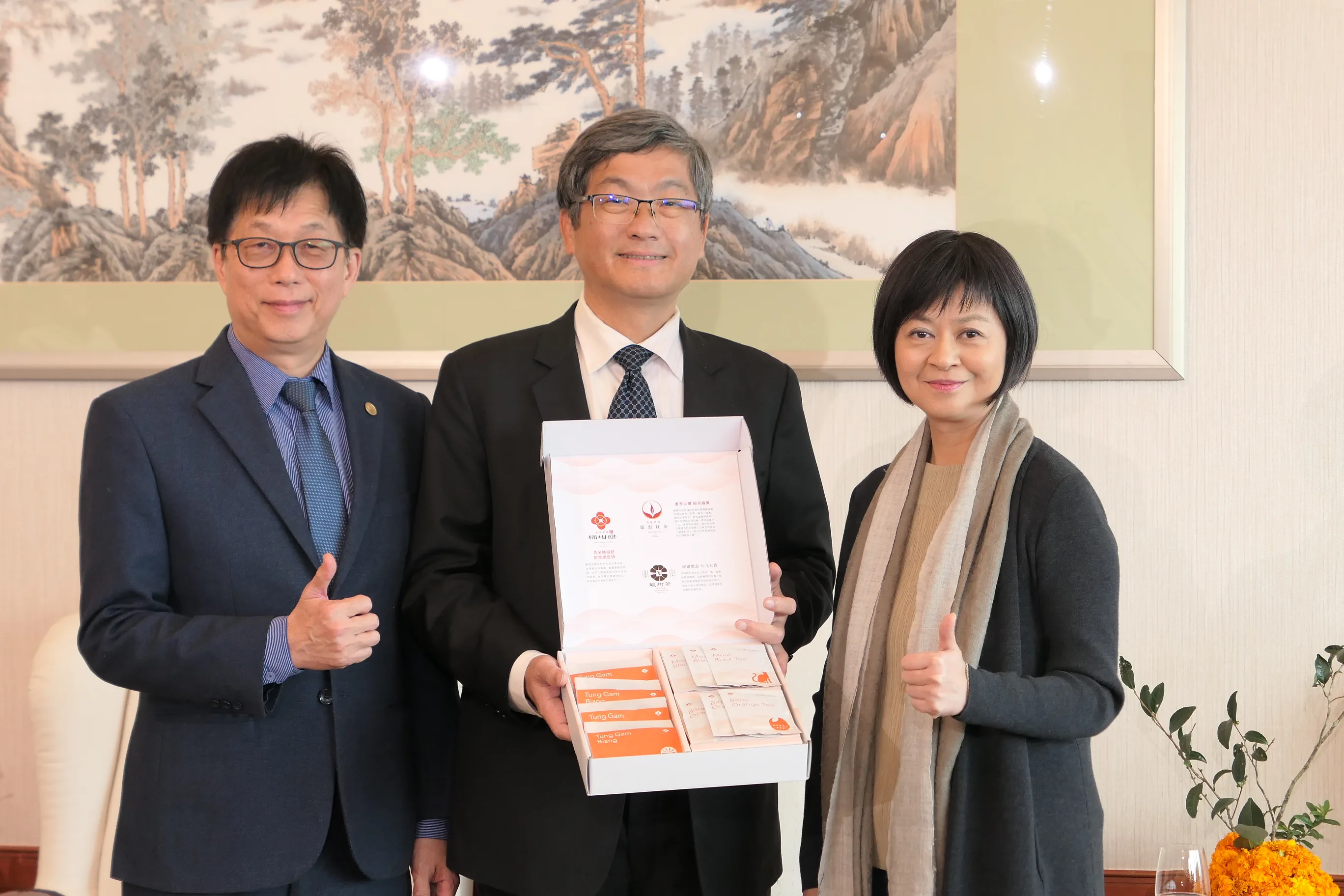 客委會主委楊長鎮（中）與圓山大飯店董事長林育生（左）、飲食旅遊作家葉怡蘭（右）一同開箱「圓山果香茗茶禮盒」。客家委員會提供
