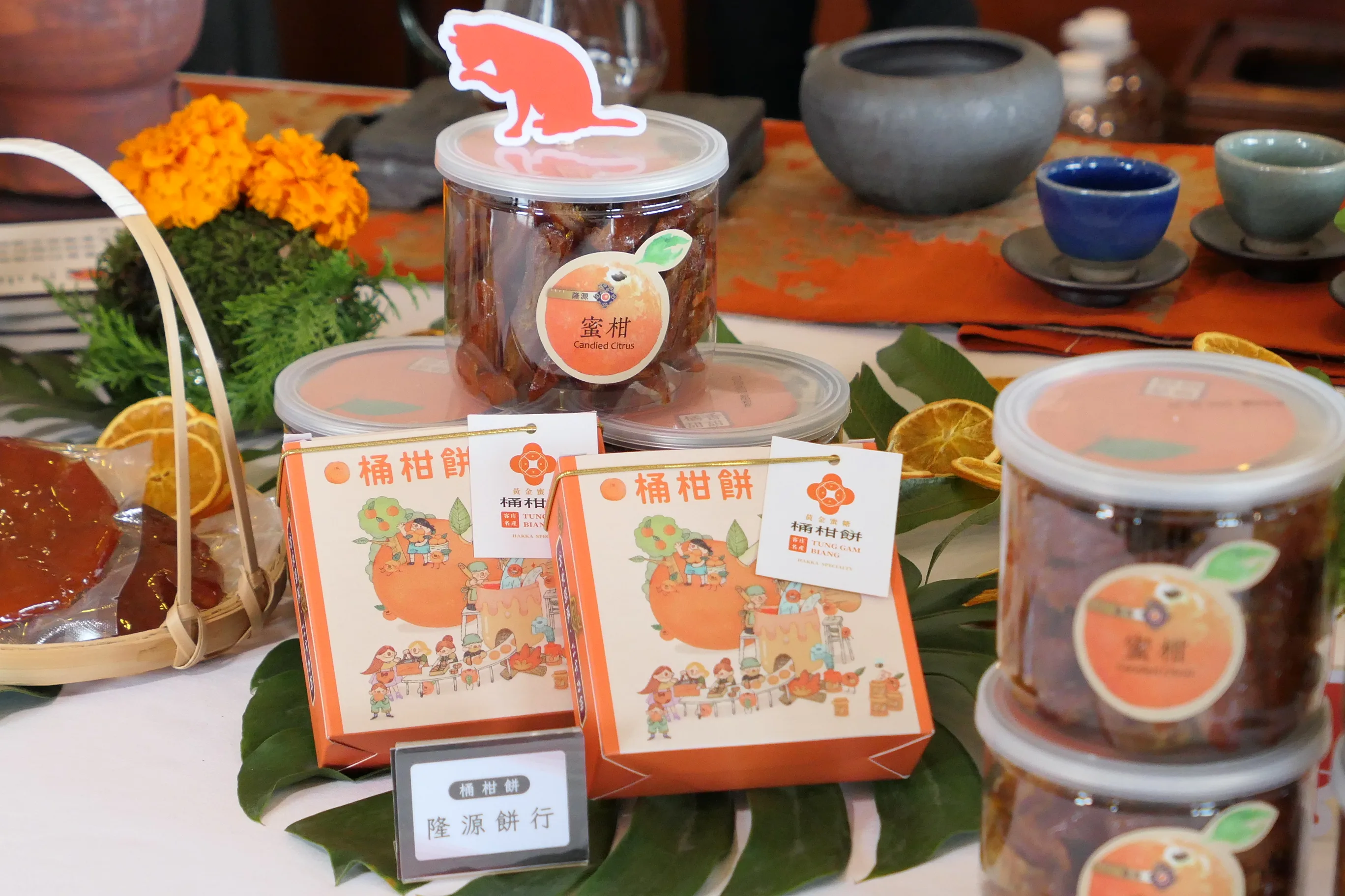 「果香茗茶禮盒」內不僅有貓裏紅茶，也擁有客家特有的桶柑餅。客家委員會提供