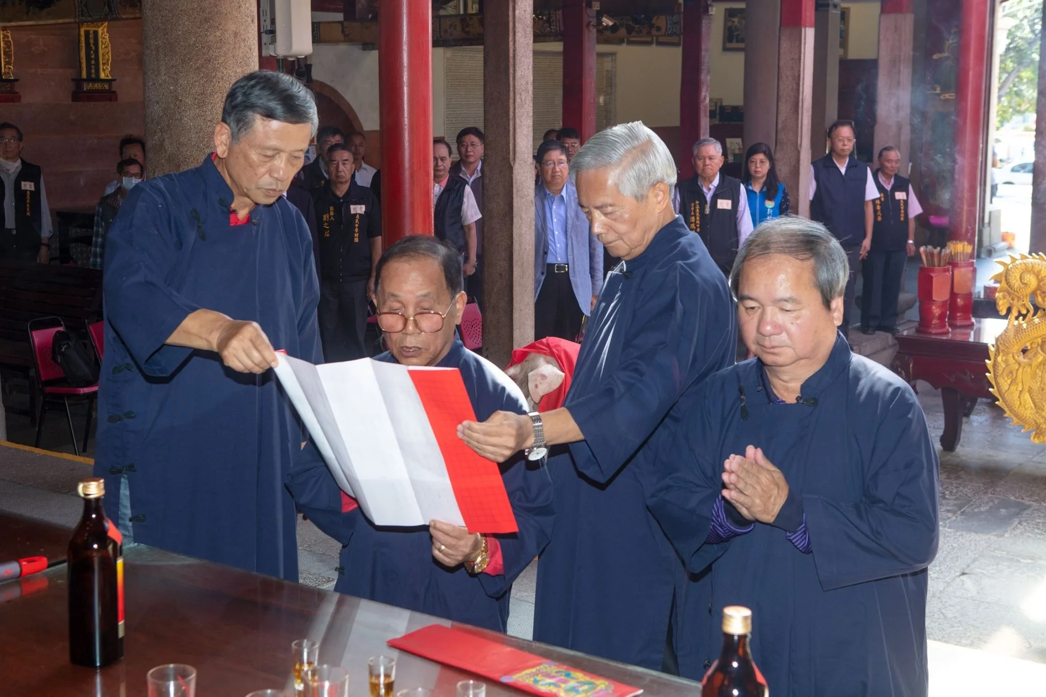林邦雄（前左戴眼鏡）在2020義民廟秋祭大典誦祝禱文。新竹縣政府提供