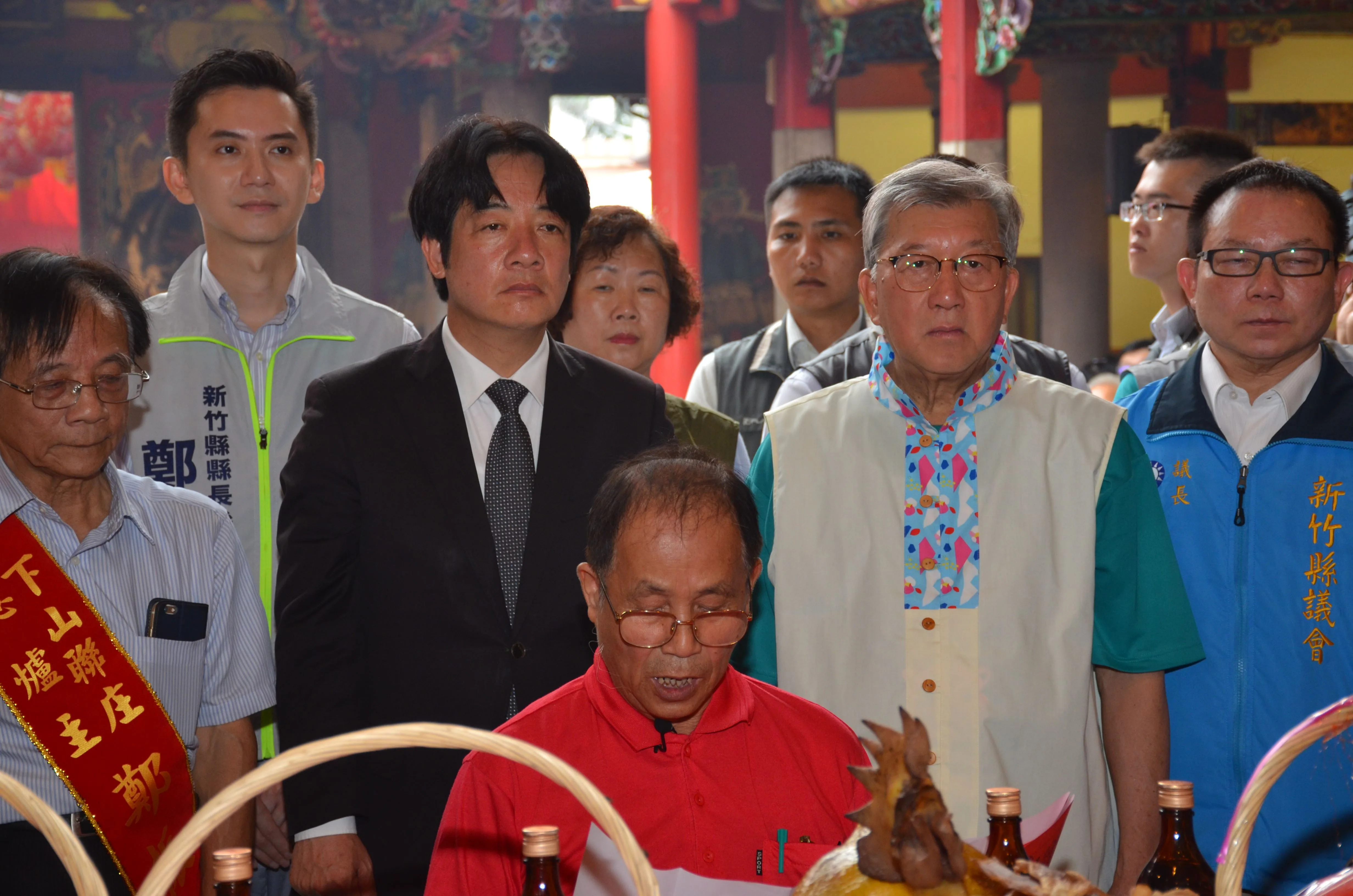 林邦雄（前紅衣者）在2018年義民祭誦祝禱文。新竹縣政府提供