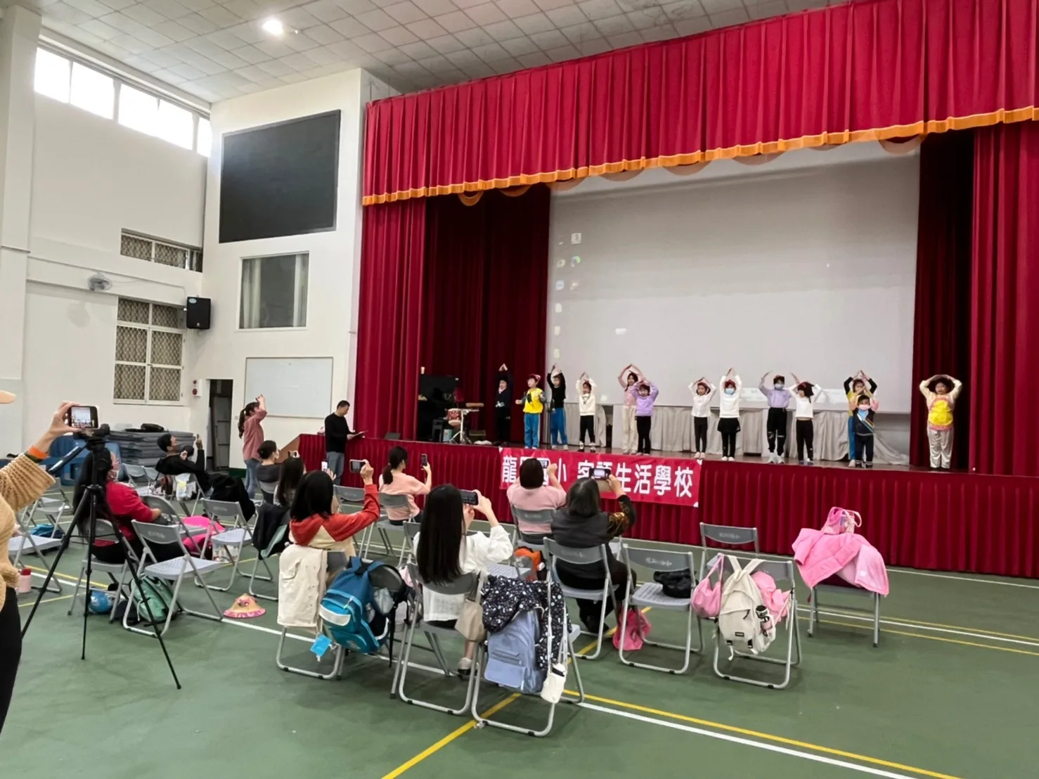 家長專心在台下摎小朋友个表演錄下來。鍾孝昇提供