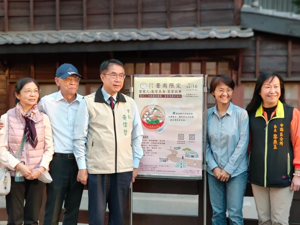 台南市長黃偉哲(左三)與陳欽生(左二)合照。台南市客委會提供