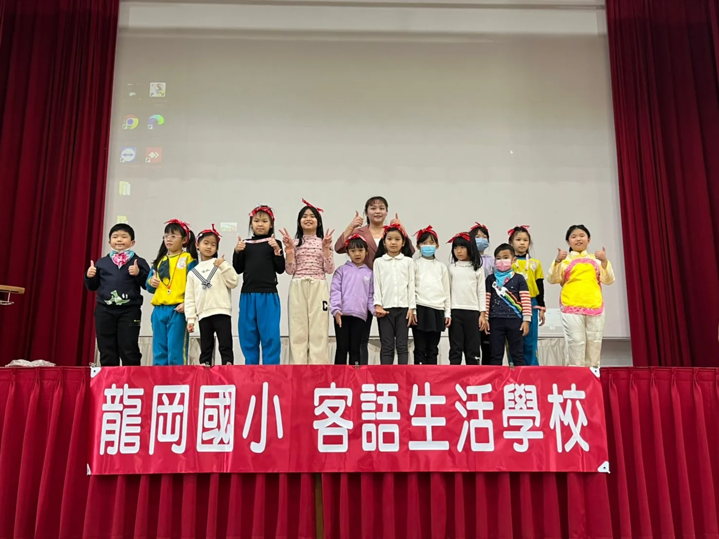 感謝林彩立先生毋驚辛苦,逐禮拜五對苗栗駛車仔到桃園,教小朋友客家歌謠摎舞蹈。鍾孝昇提供