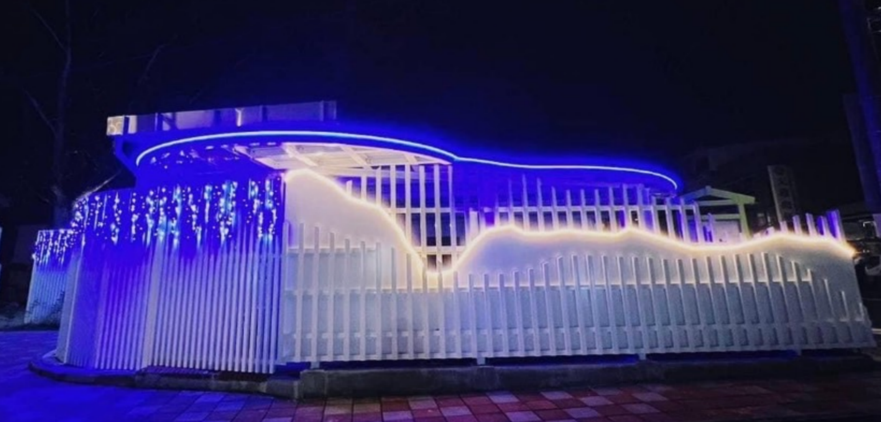 嘉義縣客家文化會館入夜後顯得美輪美奐。主辦單位提供