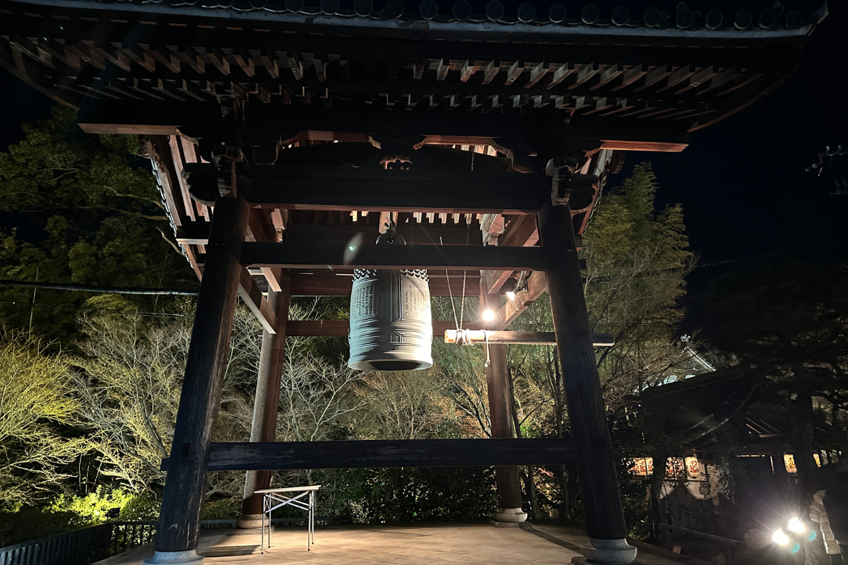 限量108聲的高台寺除夕夜鐘非常值得花時間排隊。《屠潔．一起迷路旅行》提供